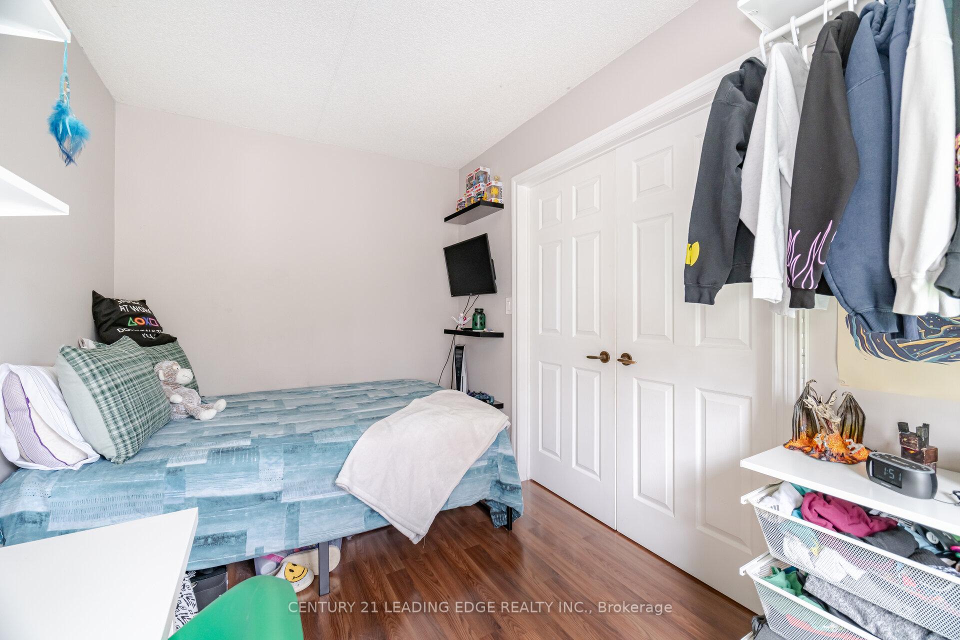 2 Bedrooms Condo at 4005 Kilmer, Burlington For sale