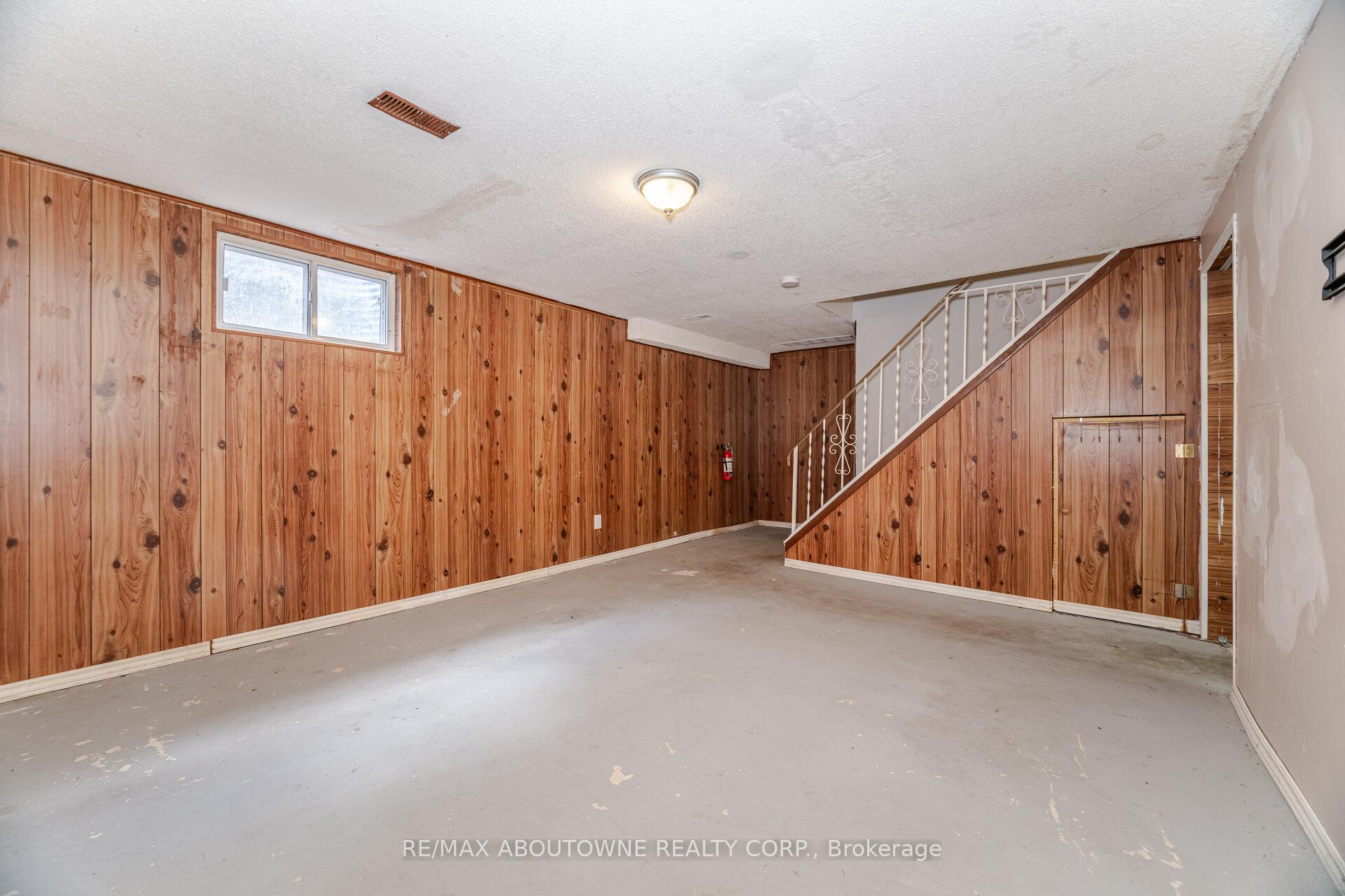 3 Bedrooms Condo at 961 Francis,  Burlington For sale