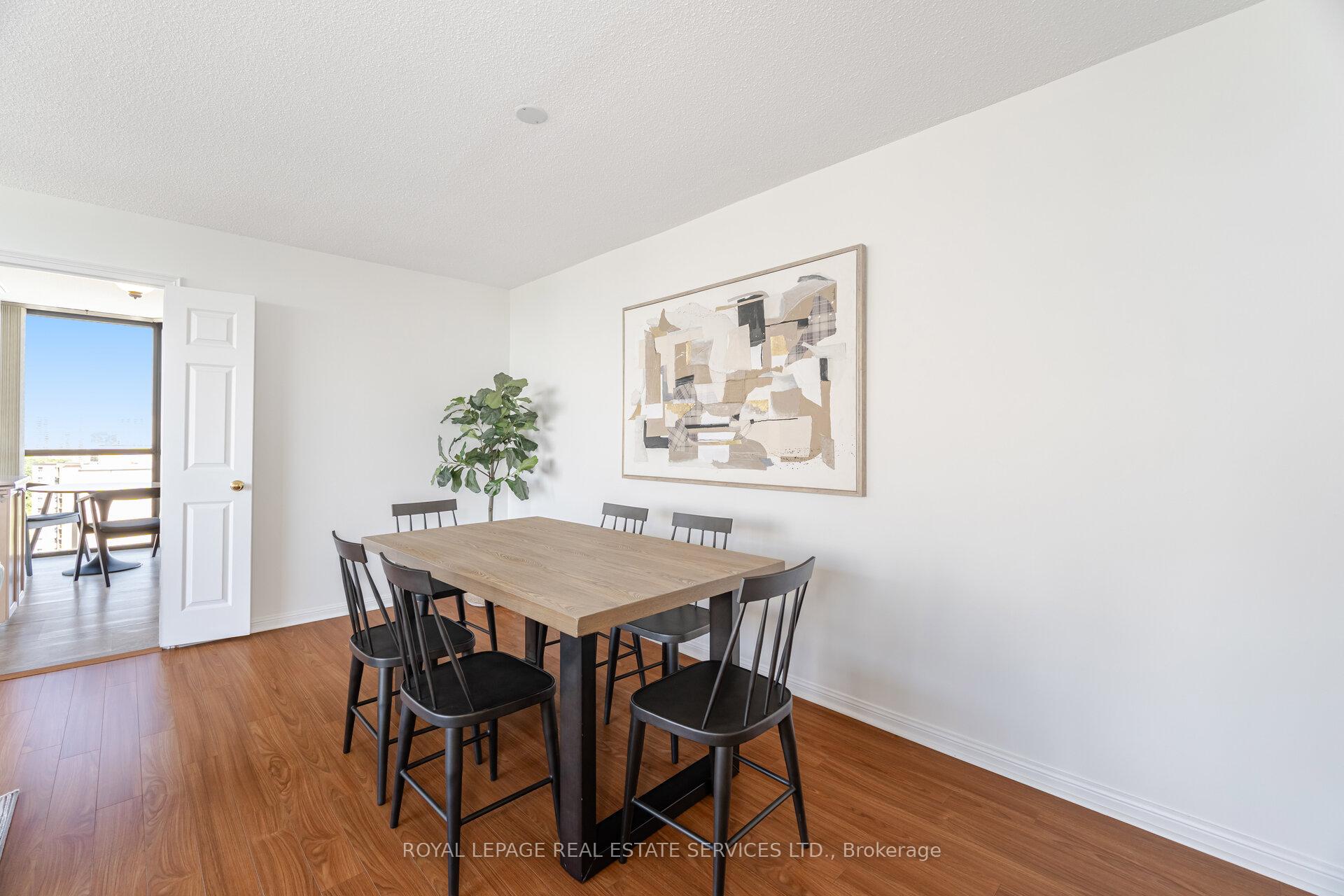 2 Bedrooms Condo at 40 Richview, Toronto For sale