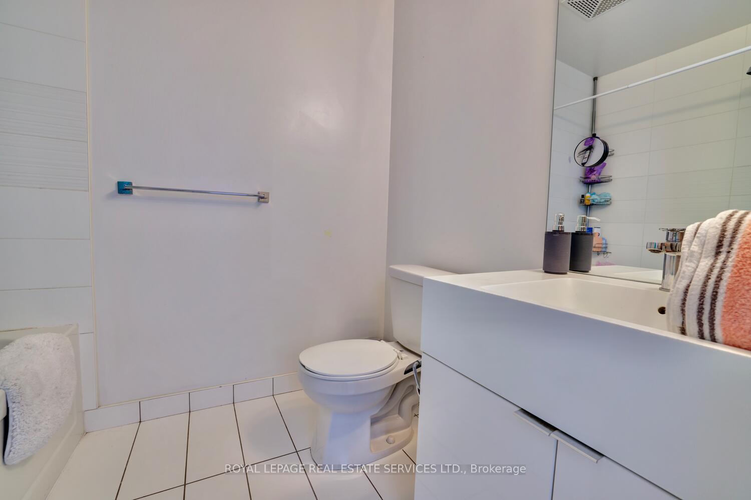 1 Bedroom Condo at 15 Iceboat,  Toronto For sale