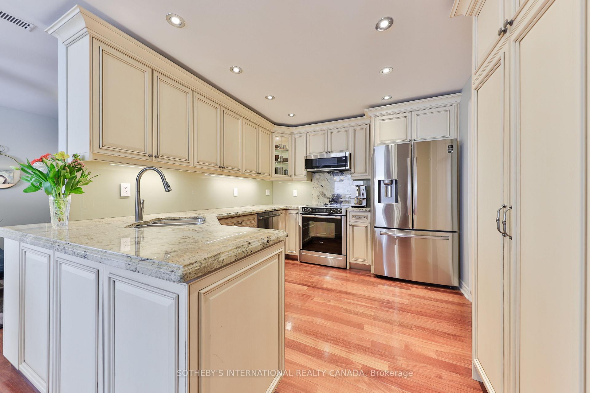 2 Bedrooms Condo at 5194 Lakeshore, Burlington For sale