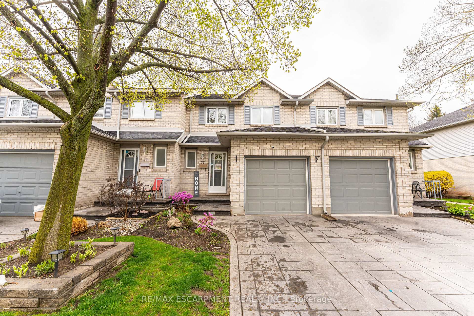 3 Bedrooms Condo at 1 Royalwood, Hamilton For sale
