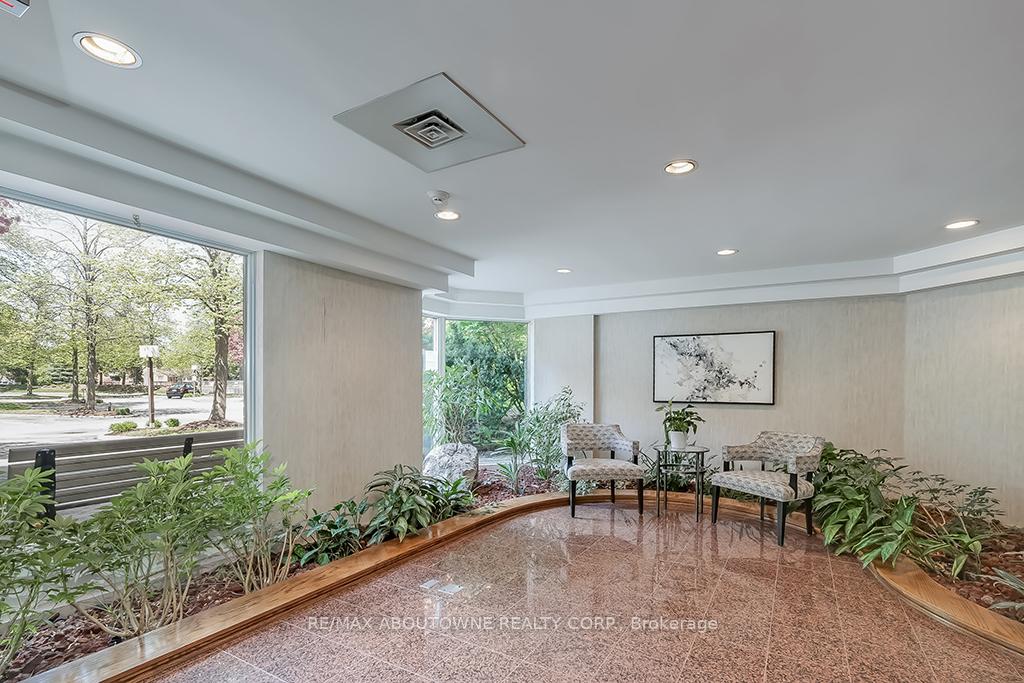 2 Bedrooms Condo at 1903 Pilgrims, Oakville For sale