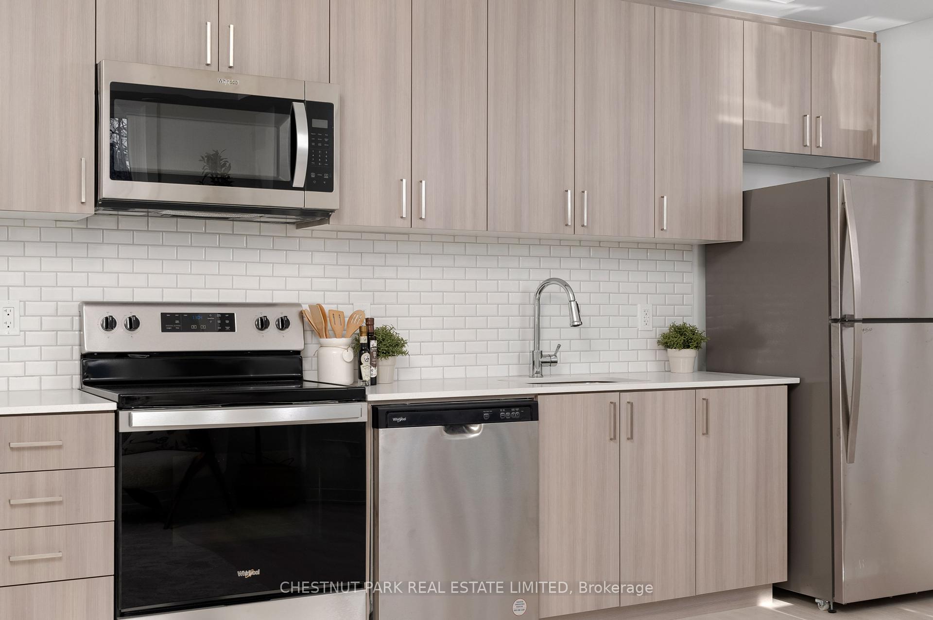 2 Bedrooms Condo at 4045 Hickory, Mississauga For sale