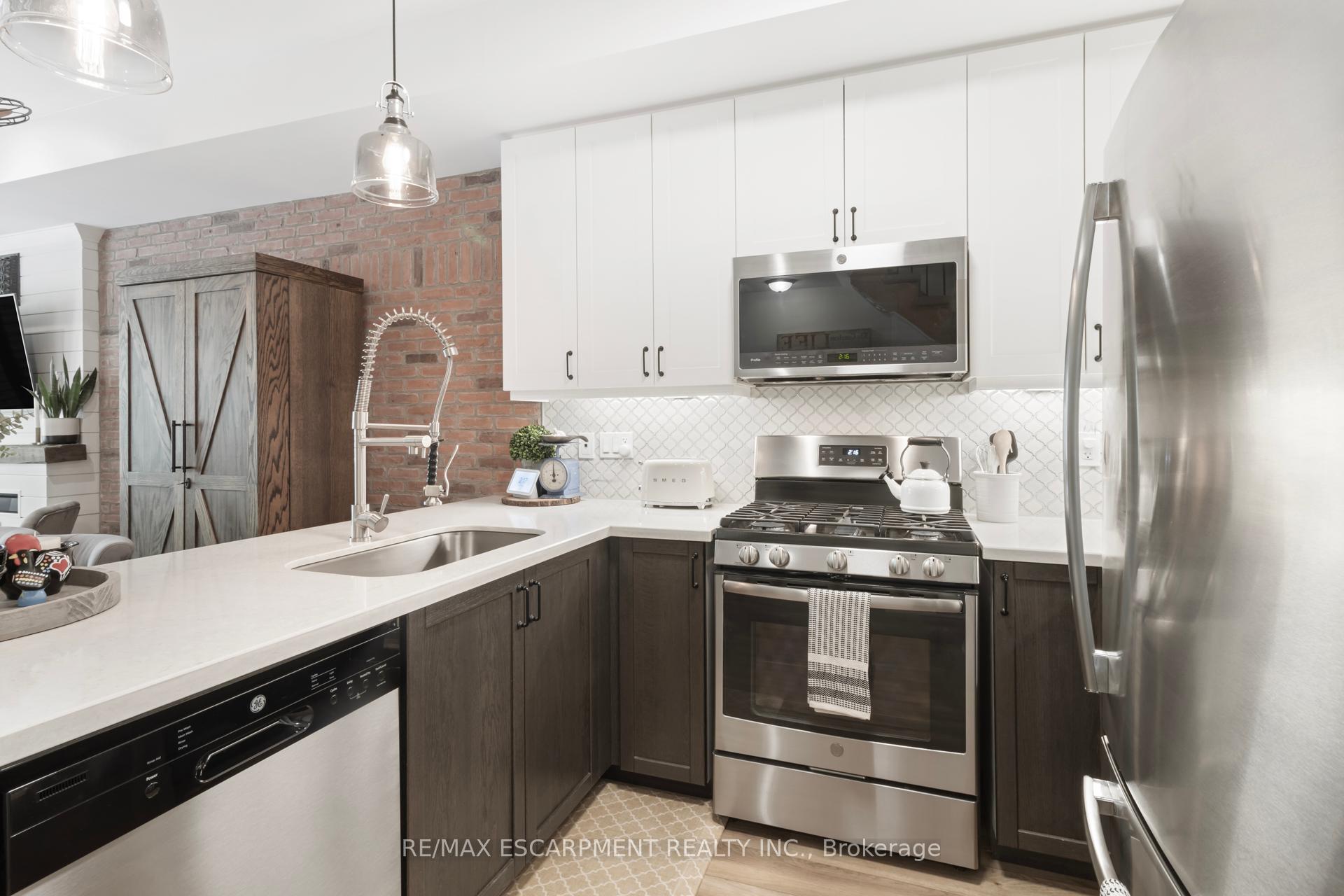 3 Bedrooms Condo at 2232 Bromsgrove, Mississauga For sale