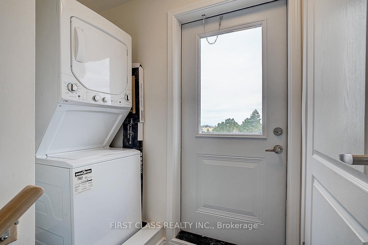 3 Bedrooms Condo at 17 Coneflower,  Toronto For sale