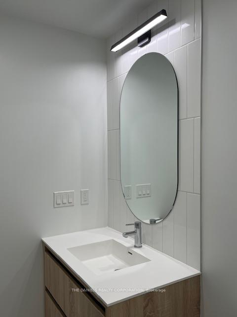 2 Bedrooms Condo at 8 Beverley Glen,  Vaughan For sale