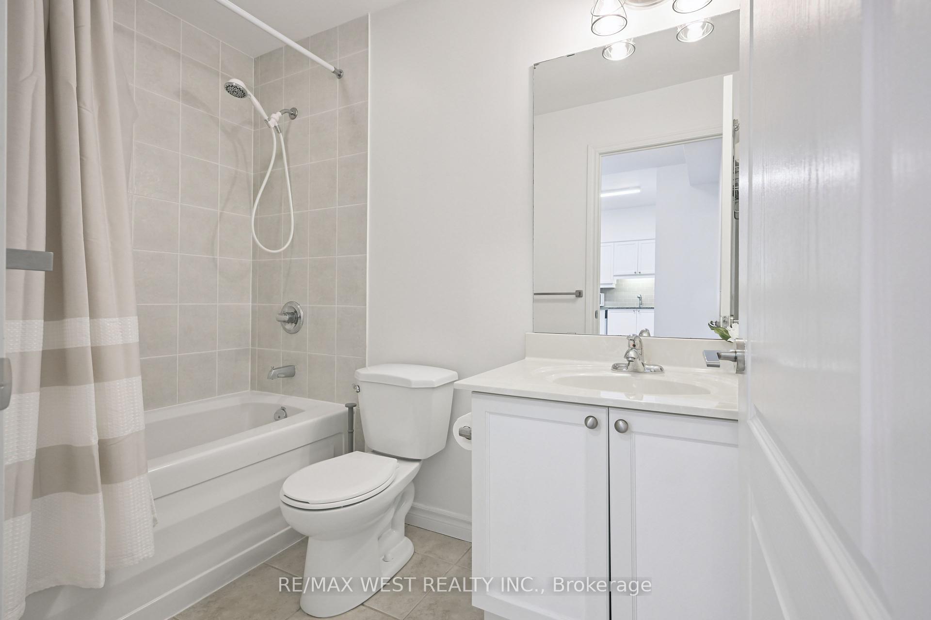 2 Bedrooms Condo at 810 Scollard, Mississauga For sale