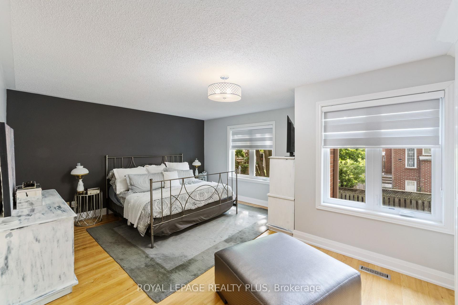 3 Bedrooms Condo at 928 Queen, Mississauga For sale