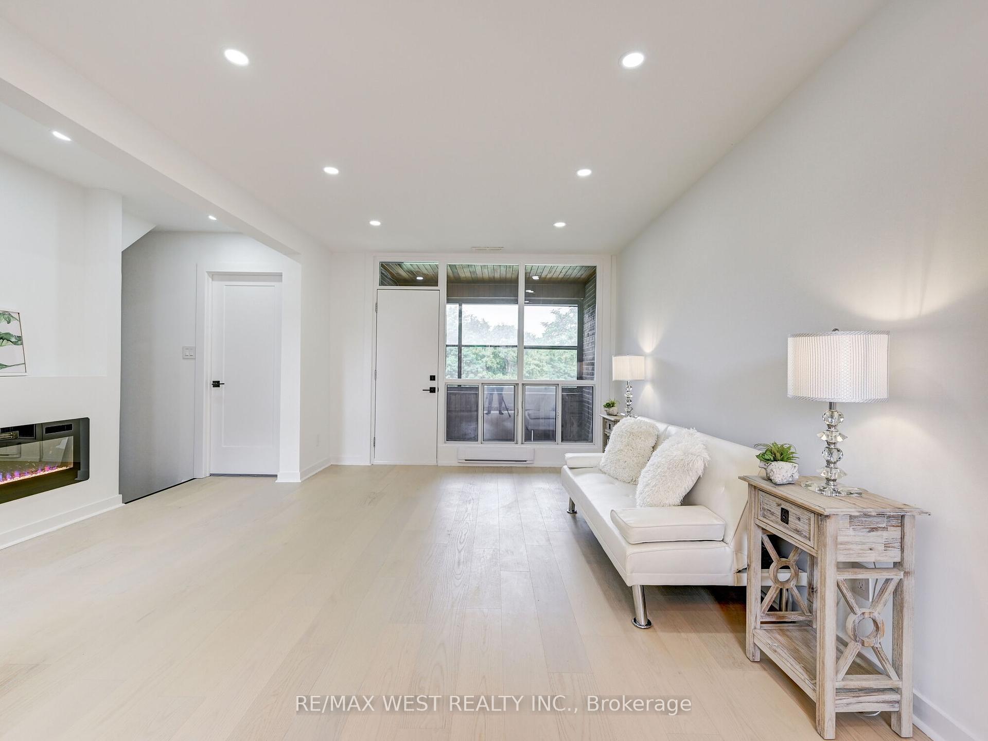 3 Bedrooms Condo at 22 Tandridge, Toronto For sale