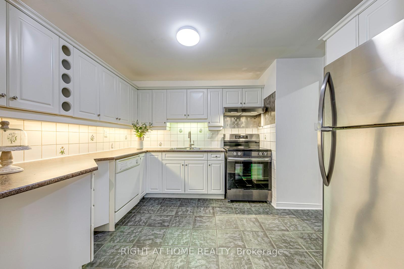 3 Bedrooms Condo at 1058 Falgarwood, Oakville For sale