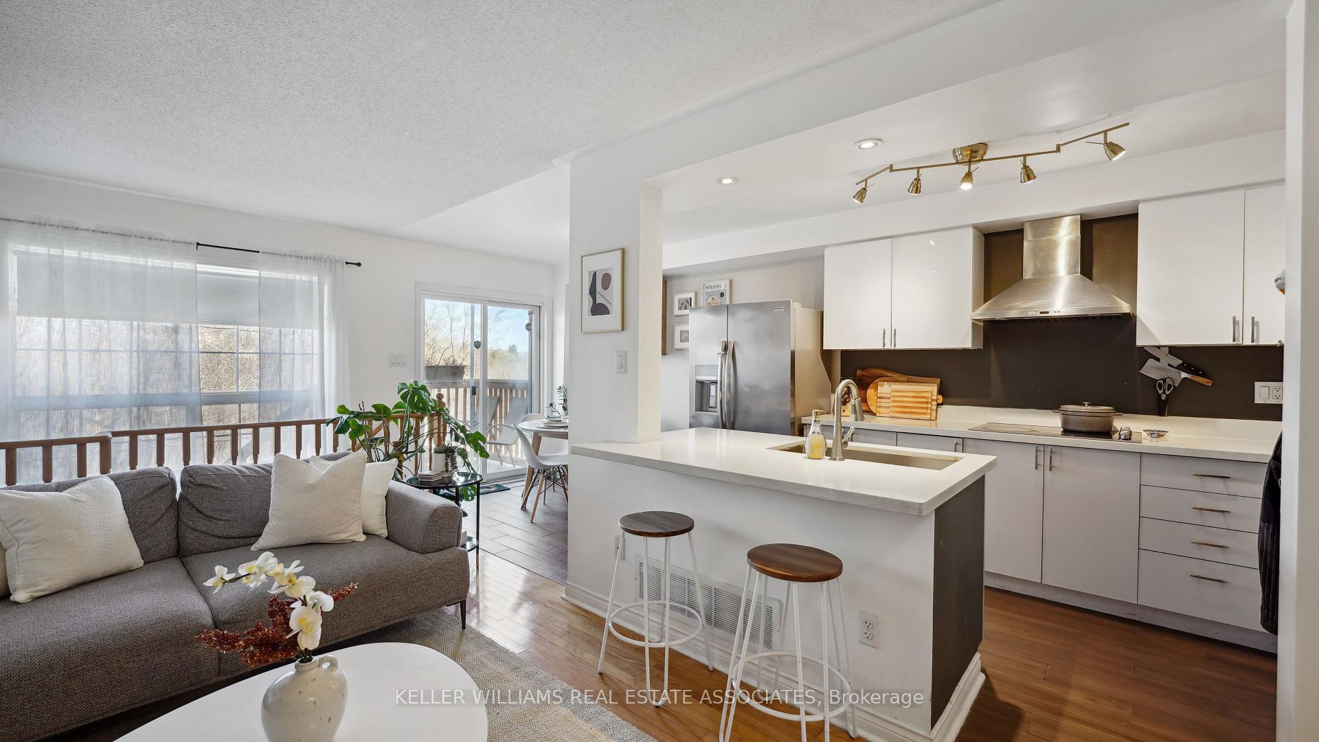3 Bedrooms Condo at 6399 Spinnaker, Mississauga For sale