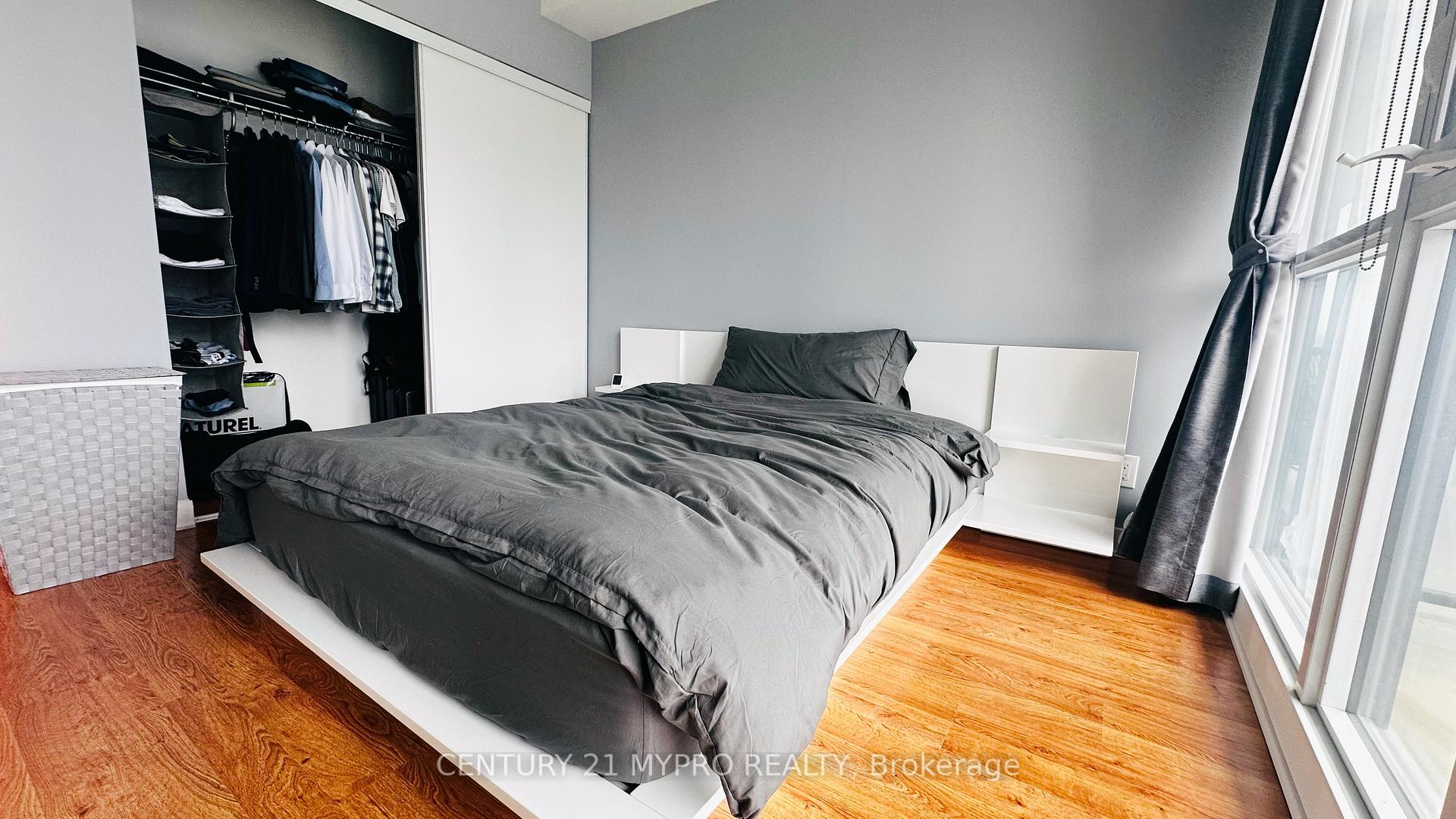 2 Bedrooms Condo at 290 Adelaide,  Toronto For sale