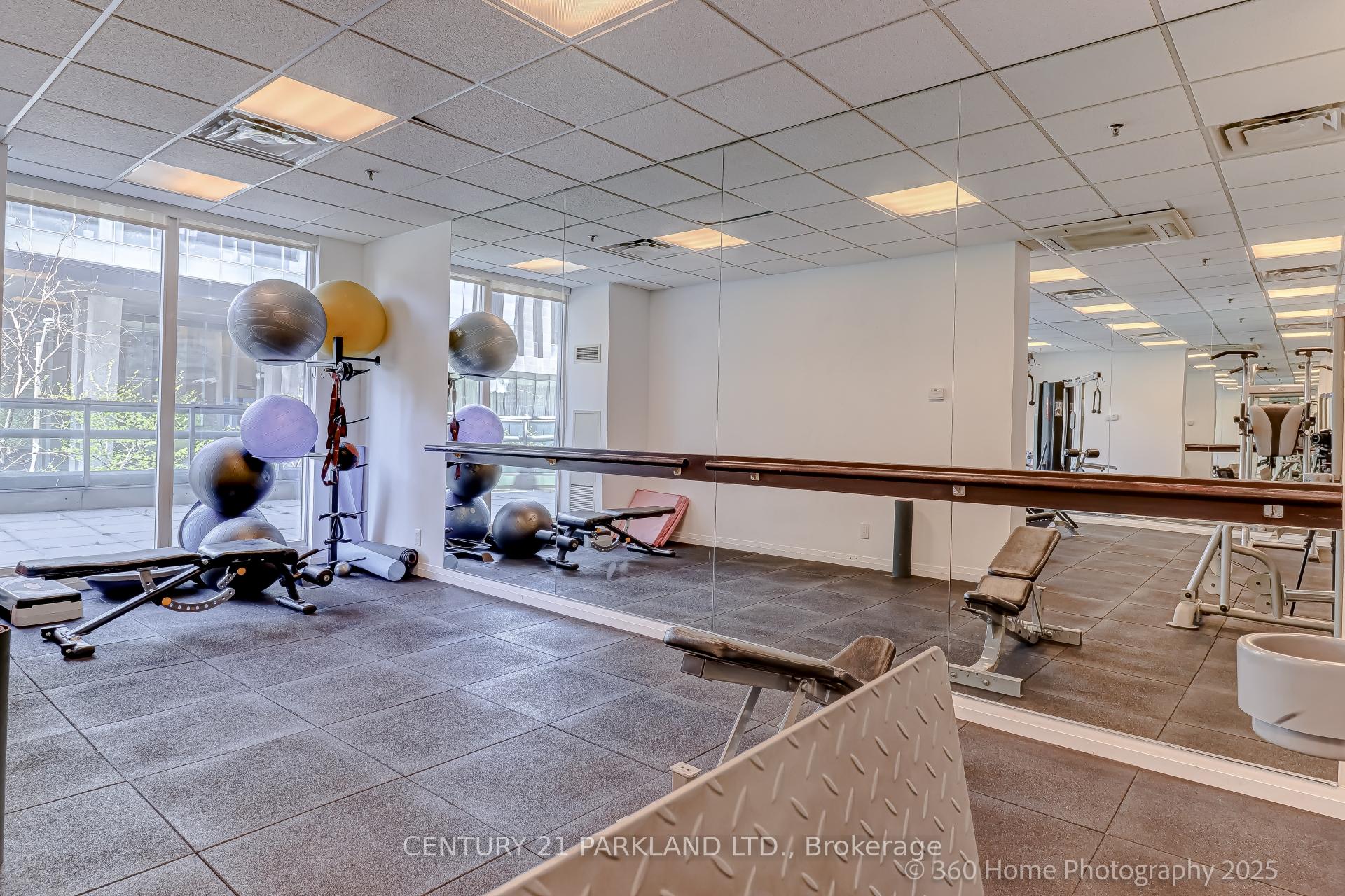 2 Bedrooms Condo at 30 Grand Trunk, Toronto For sale