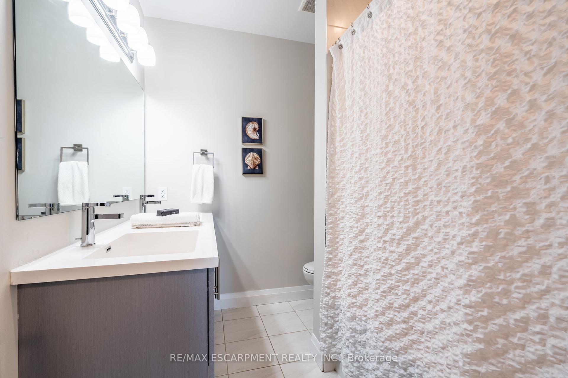 2 Bedrooms Condo at 1 Redfern, Hamilton For sale