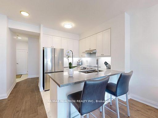 2 Bedrooms Condo at 225 Webb, Mississauga For sale