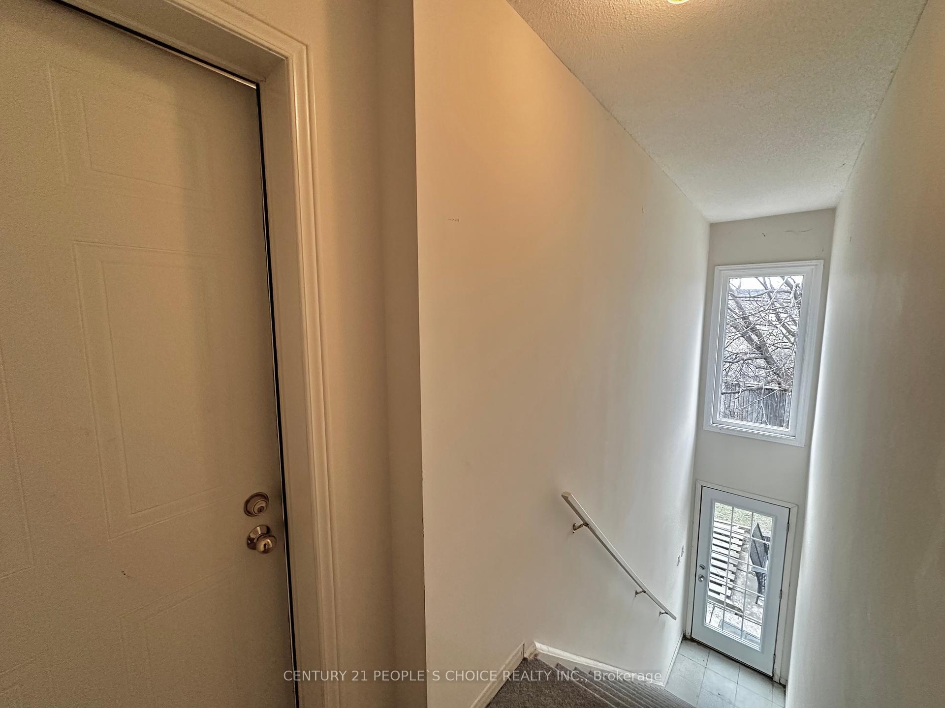 3 Bedrooms Condo at 2530 Northampton, Burlington For sale