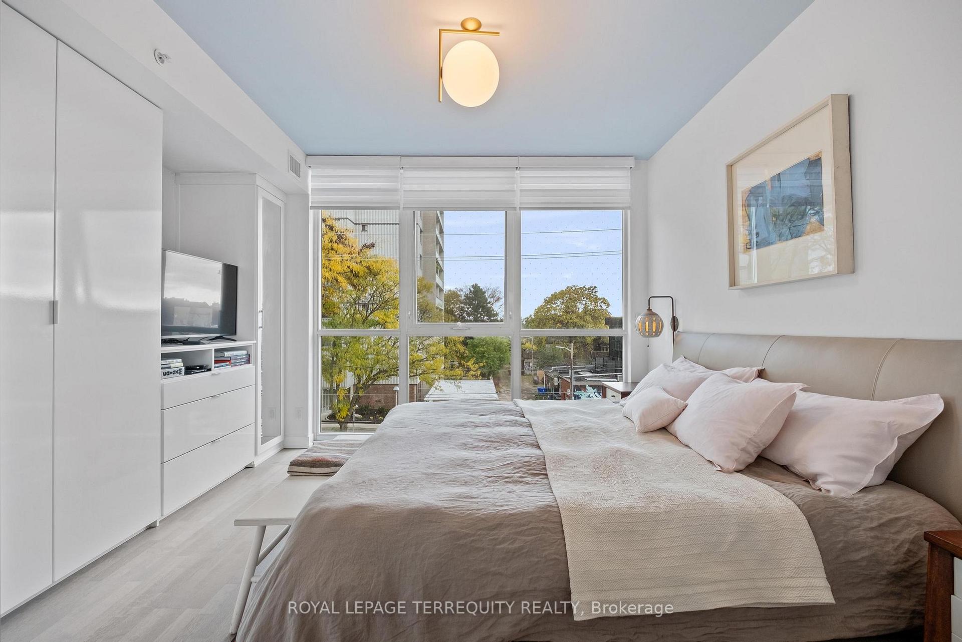 3 Bedrooms Condo at 38 Howard Park,  Toronto For sale