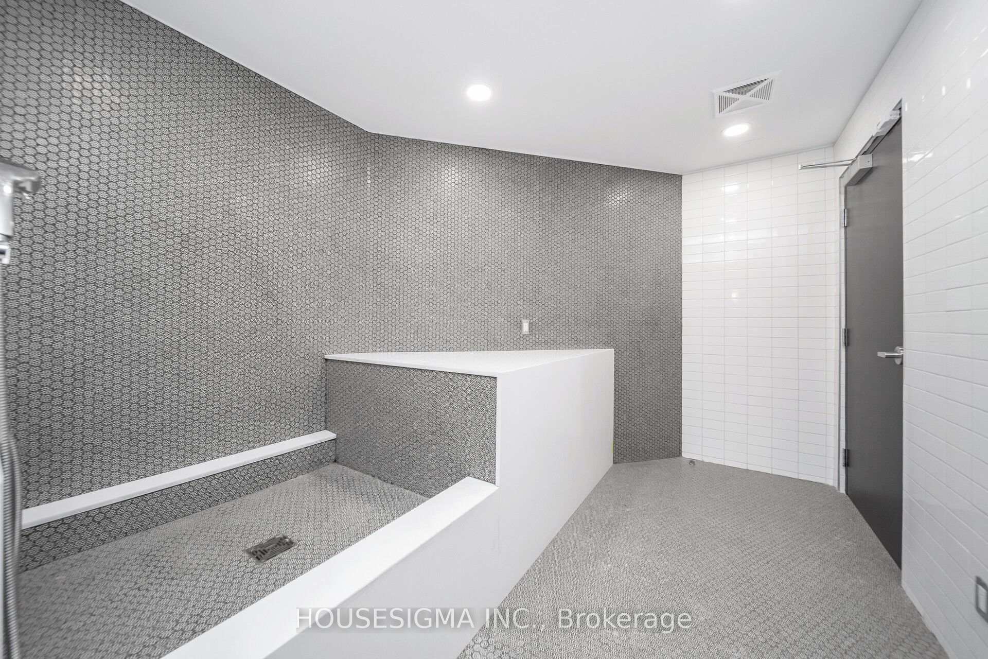 3 Bedrooms Condo at 405 Dundas, Oakville For sale
