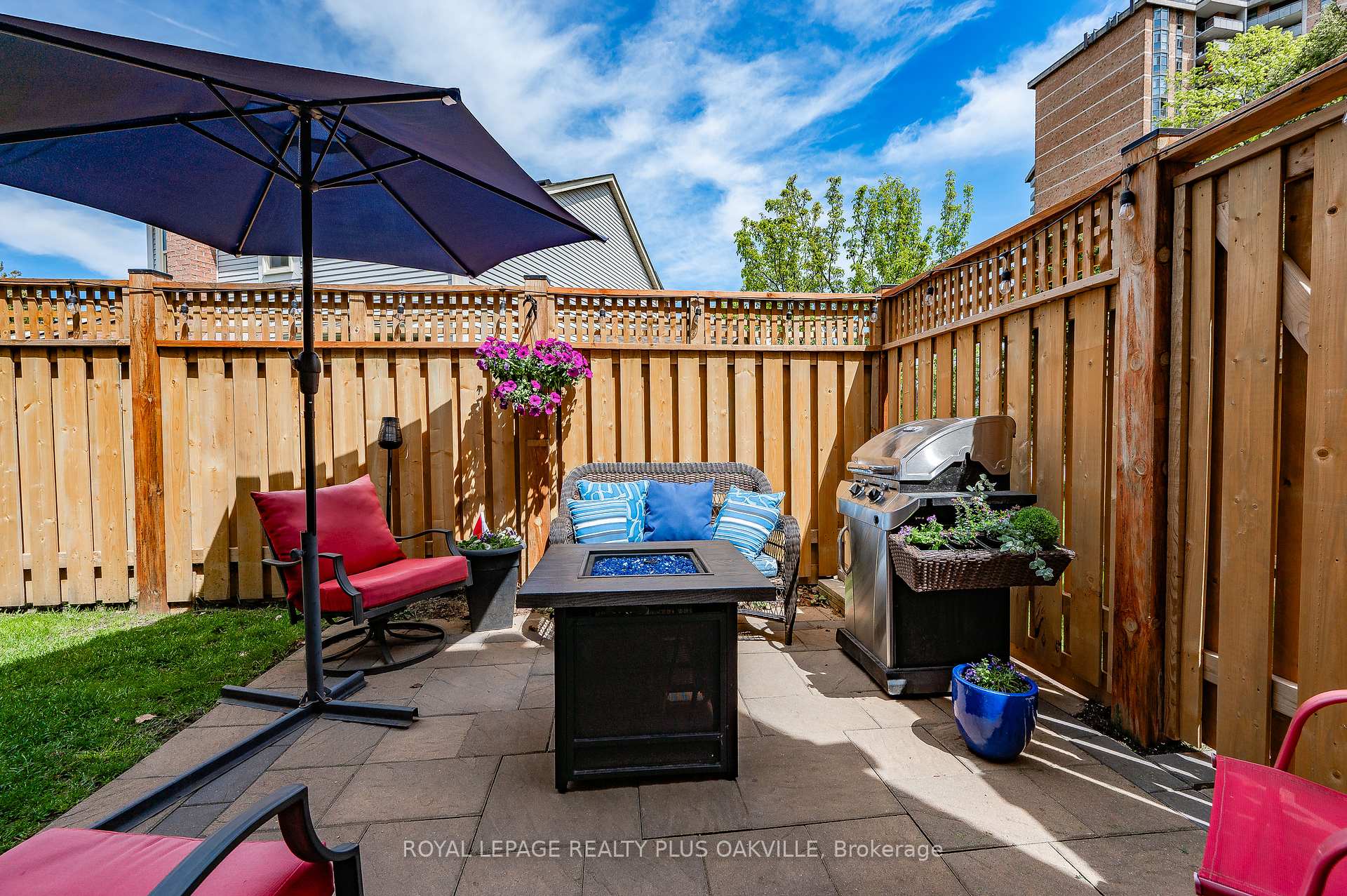 2 Bedrooms Condo at 5255 Lakeshore, Burlington For sale