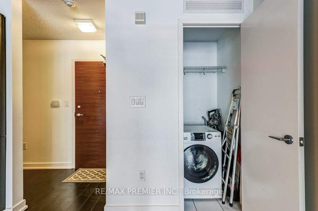 2 Bedrooms Condo at 10 Capreol, Toronto For sale