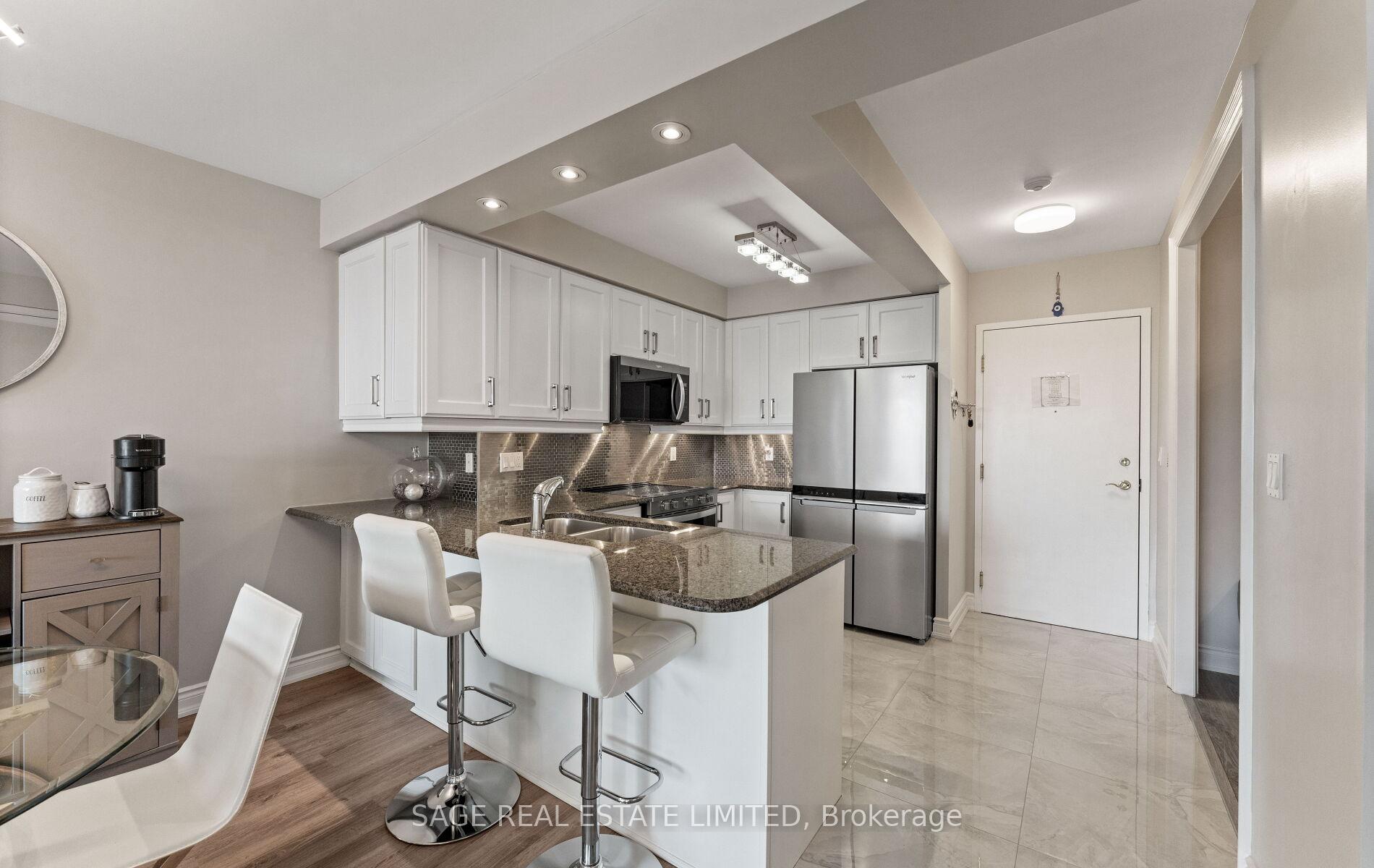 2 Bedrooms Condo at 88 Promenade, Vaughan For sale