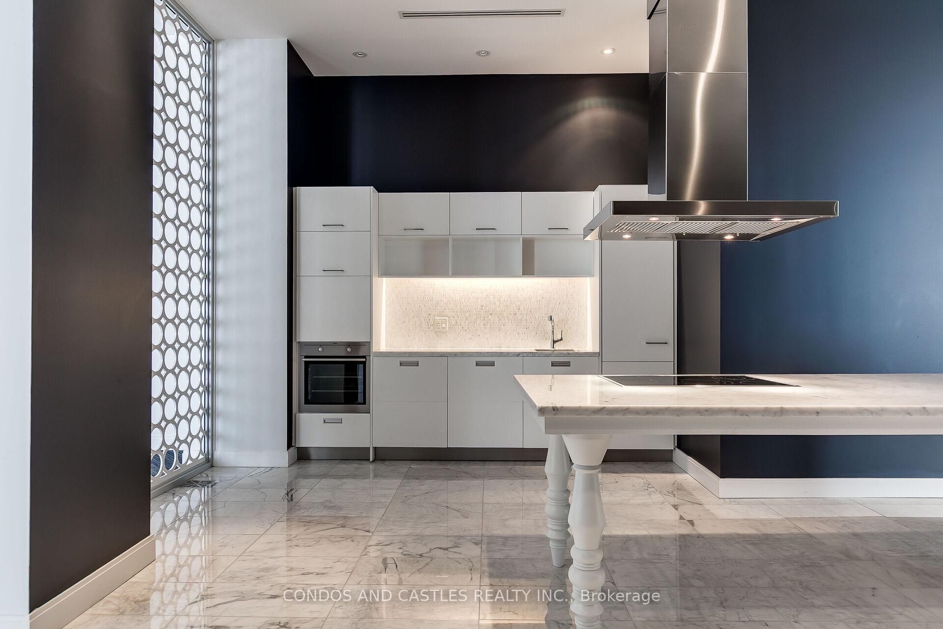 2 Bedrooms Condo at 88 Park Lawn, Toronto For sale