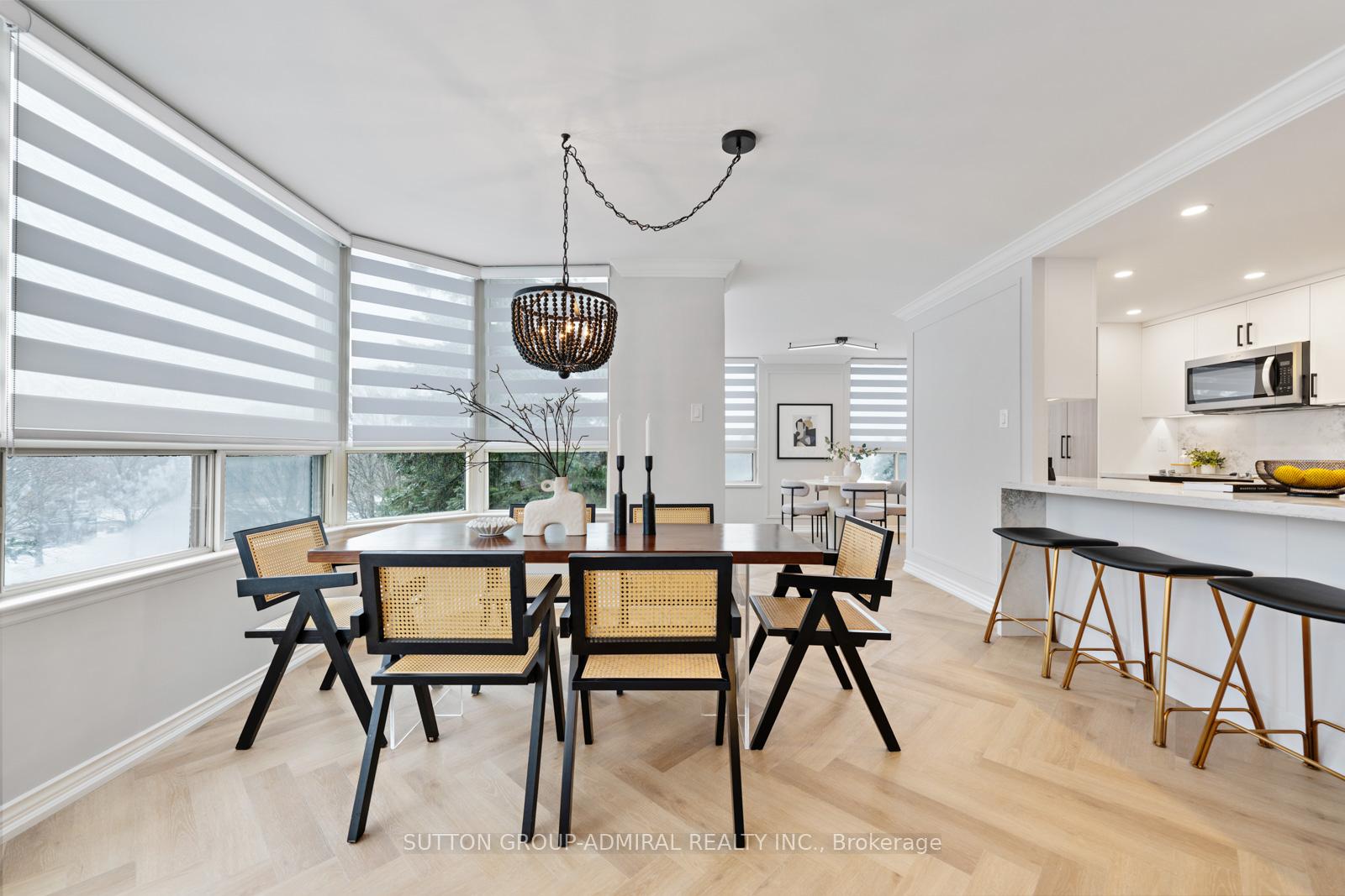 2 Bedrooms Condo at 7 Townsgate, Vaughan For sale