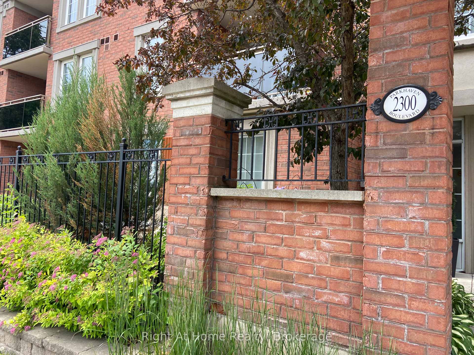 1 Bedroom Condo at 2300 Parkhaven, Oakville For sale