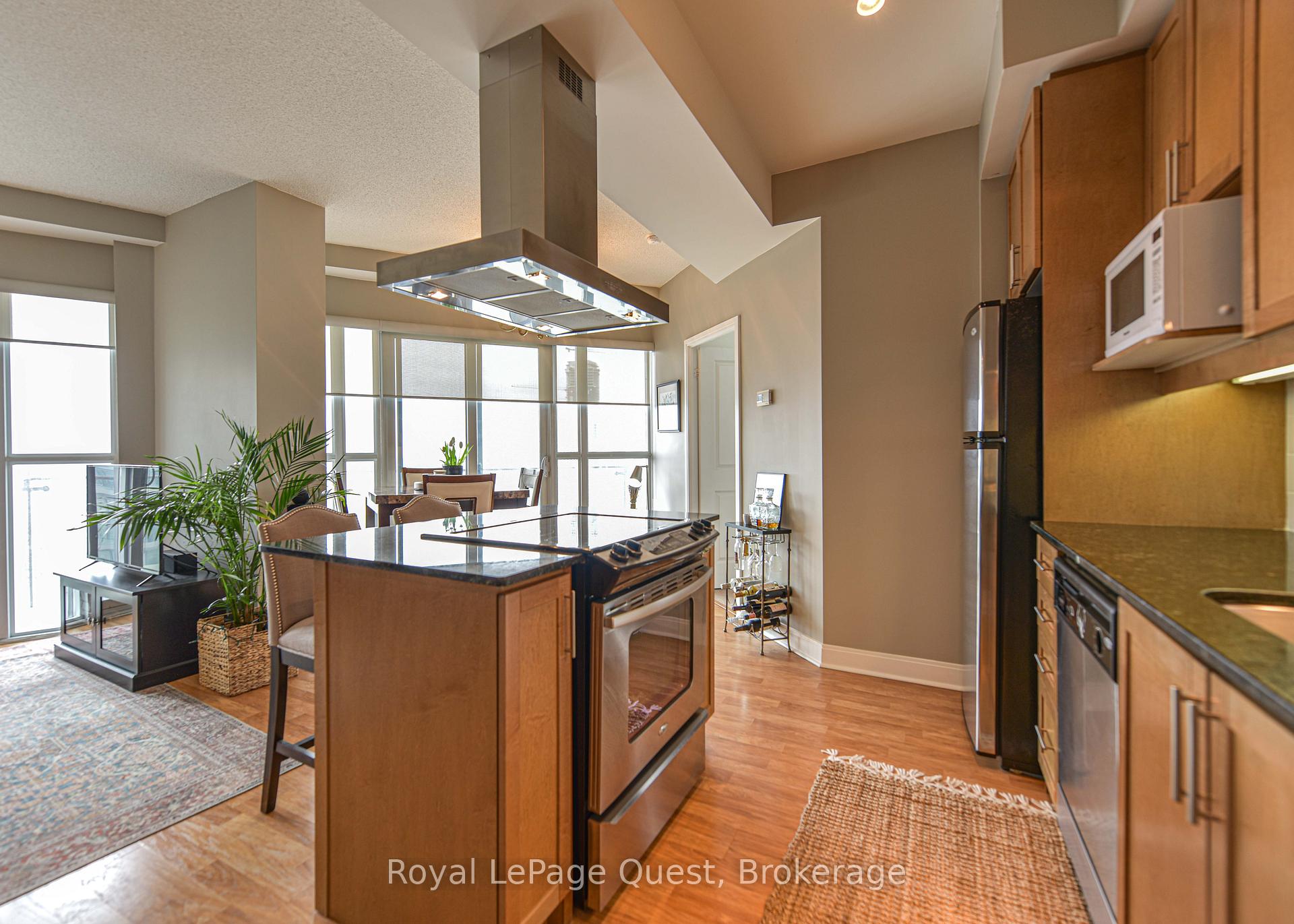 2 Bedrooms Condo at 50 Absolute, Mississauga For sale