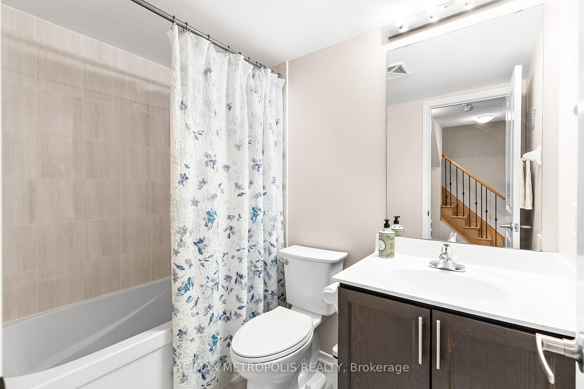 2 Bedrooms Condo at 24 Fieldway,  Toronto For sale