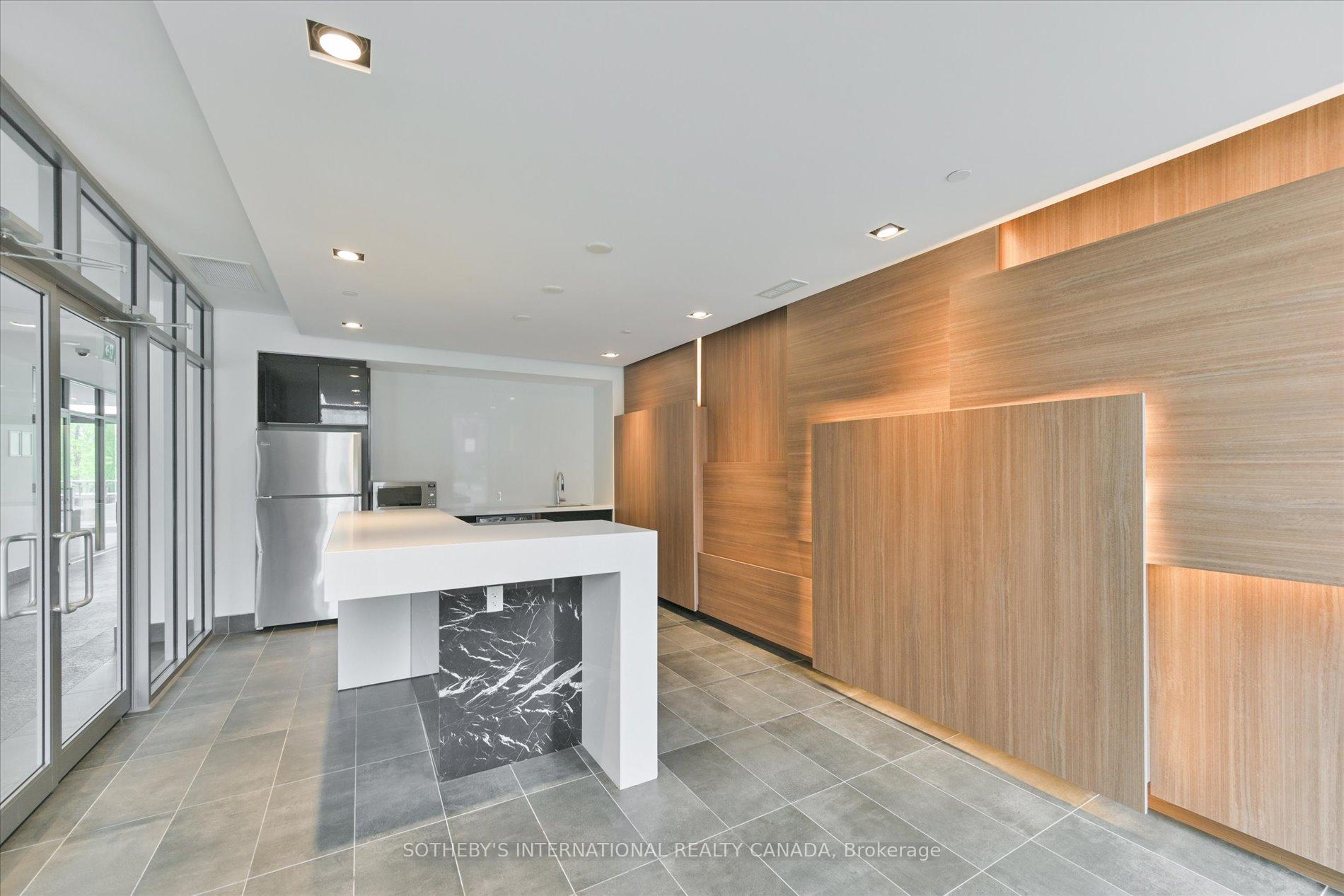 2 Bedrooms Condo at 5260 Dundas, Burlington For sale