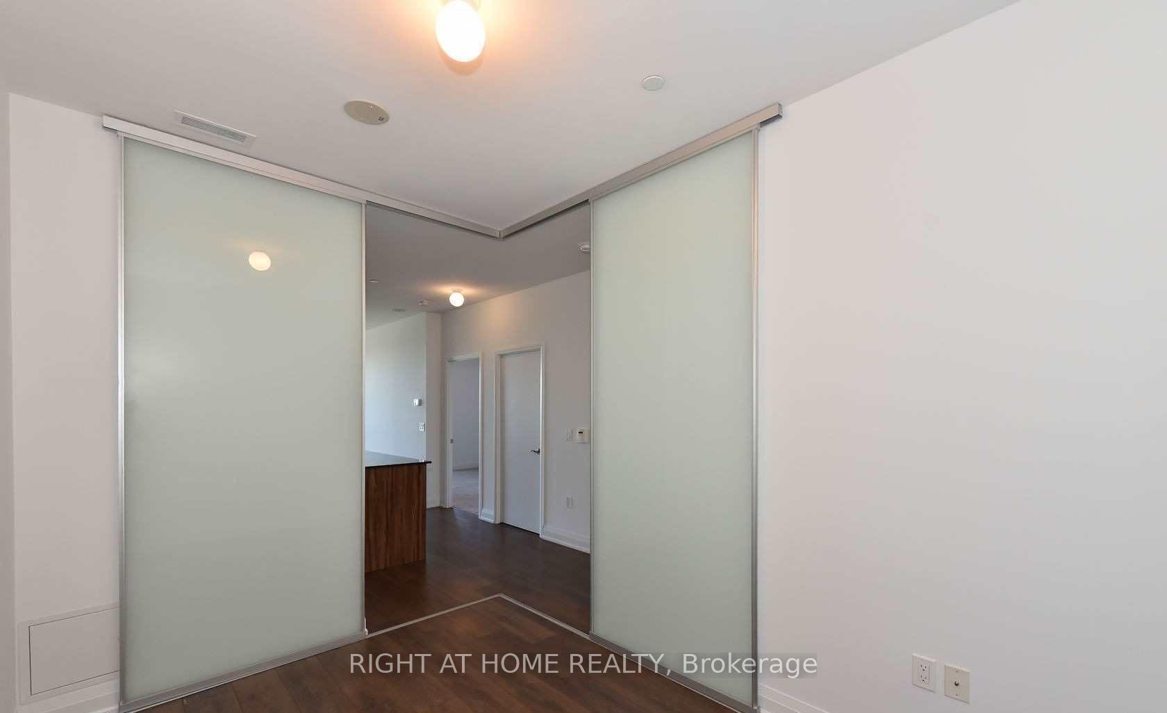2 Bedrooms Condo at 9 Valhalla Inn, Toronto For sale