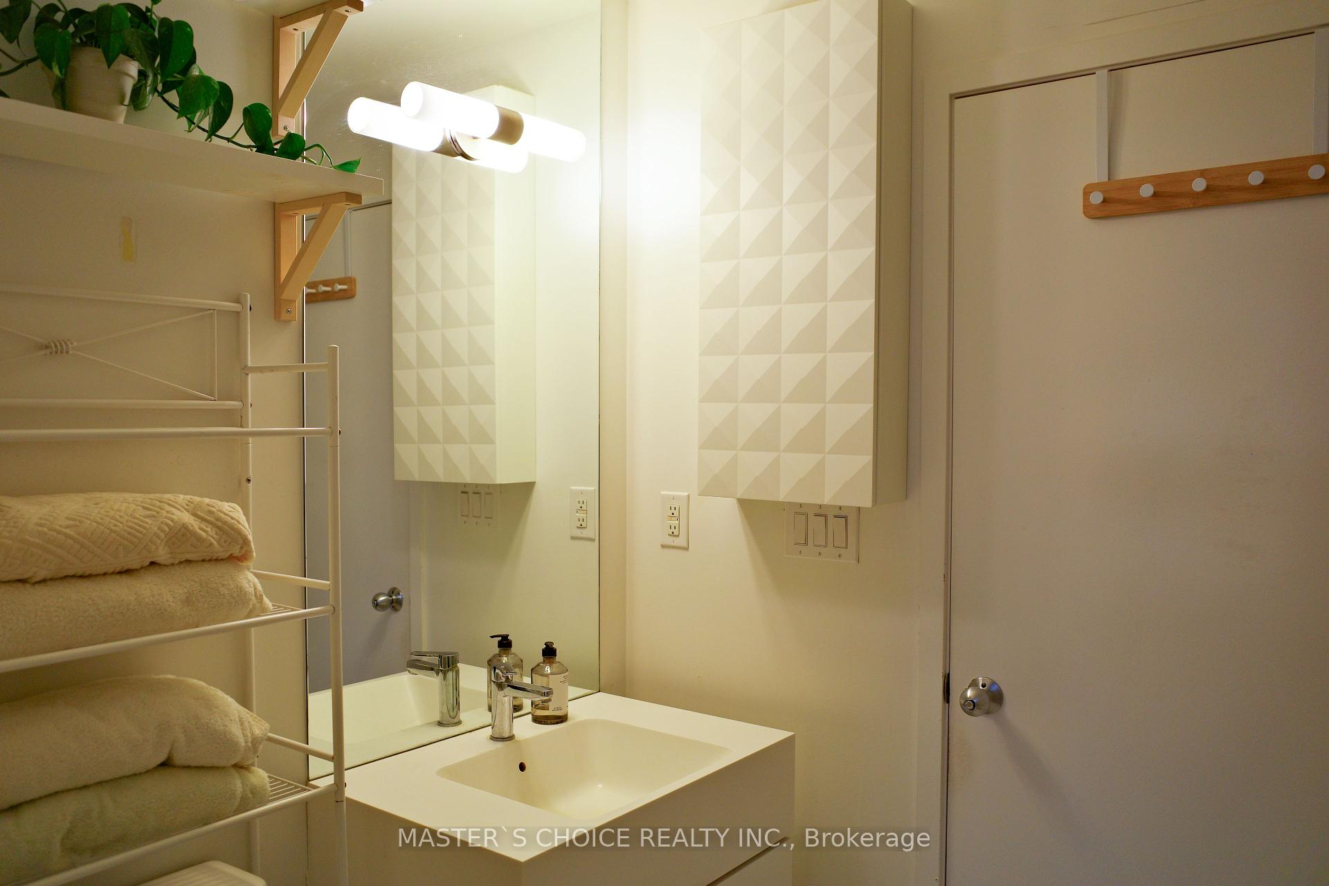 2 Bedrooms Condo at 21 Iceboat, Toronto For sale