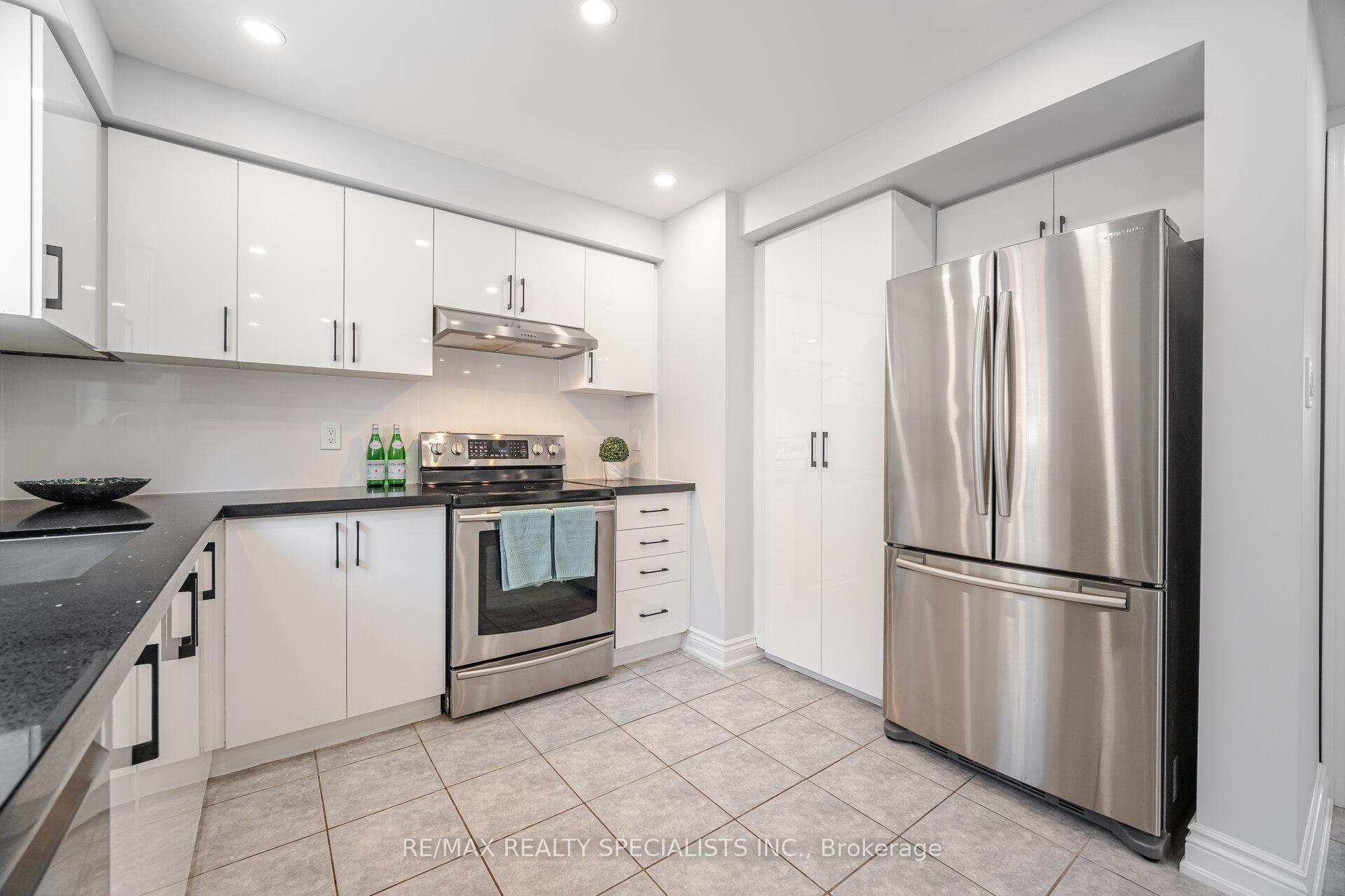 2 Bedrooms Condo at 2341 Parkhaven, Oakville For sale