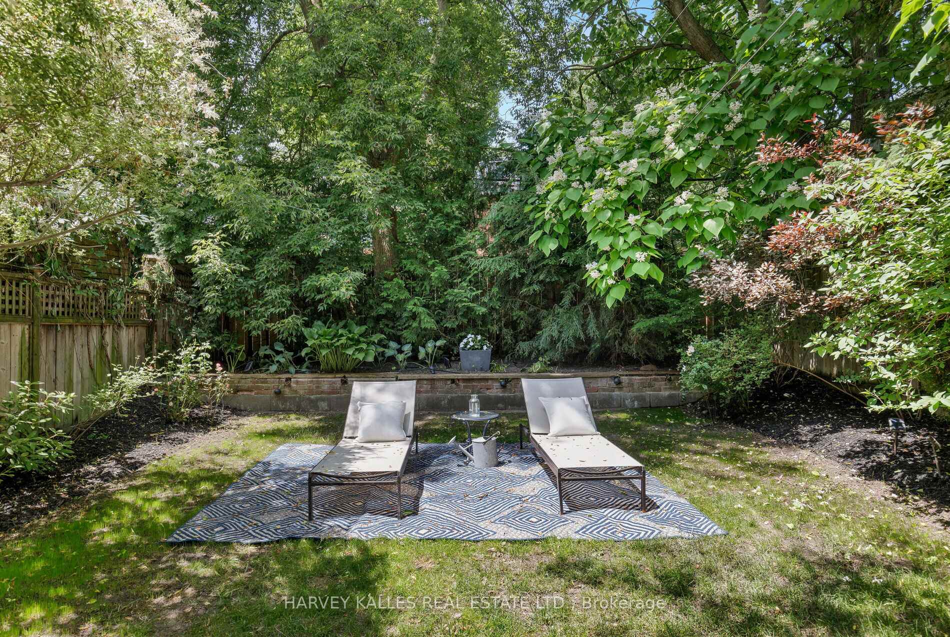 8 Edgewood Crescent
