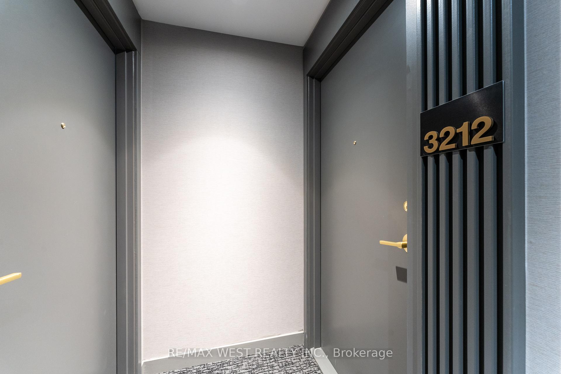 2 Bedrooms Condo at 898 Portage, Vaughan For sale