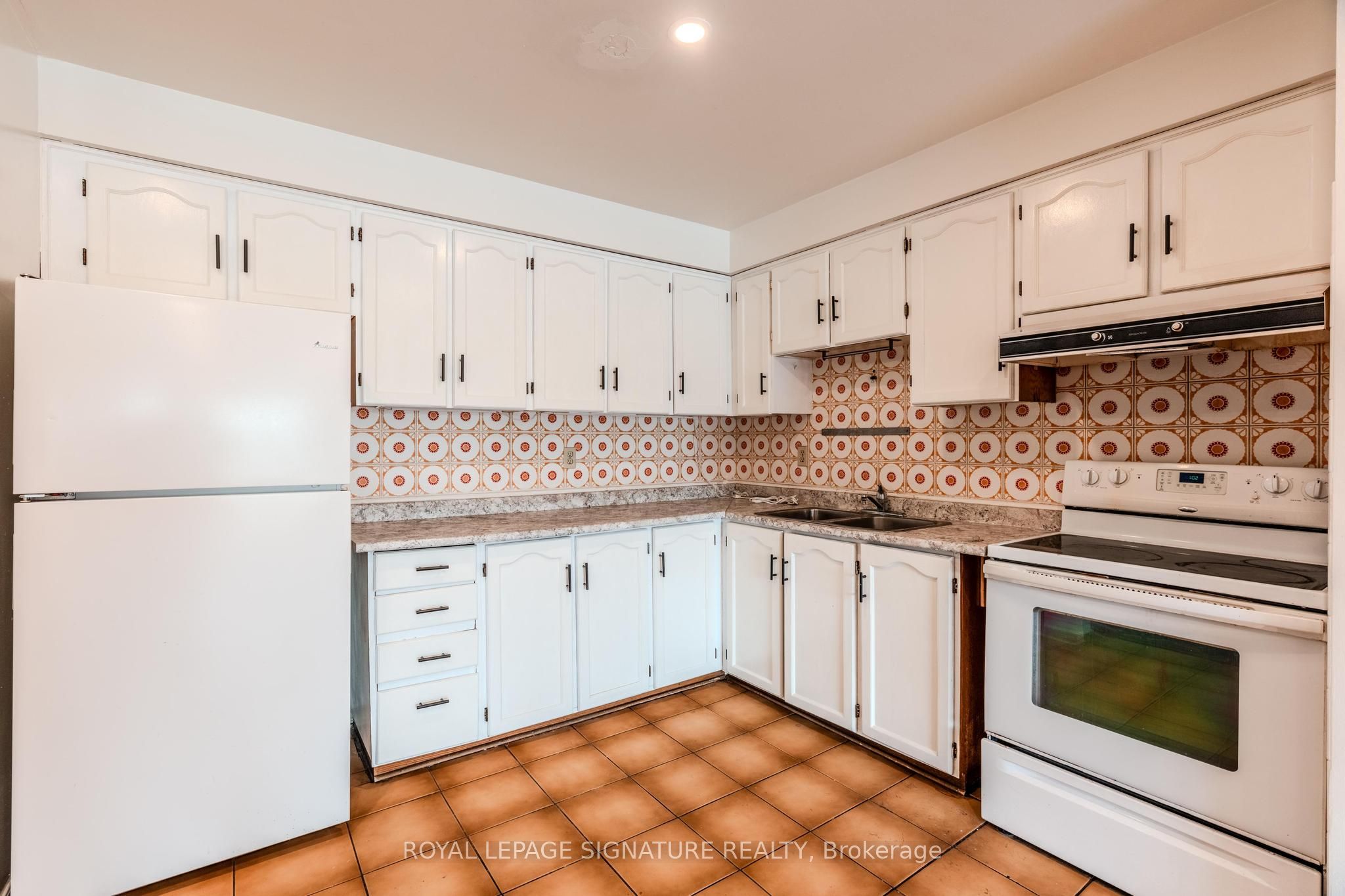 1541 Dundas Street W, #B