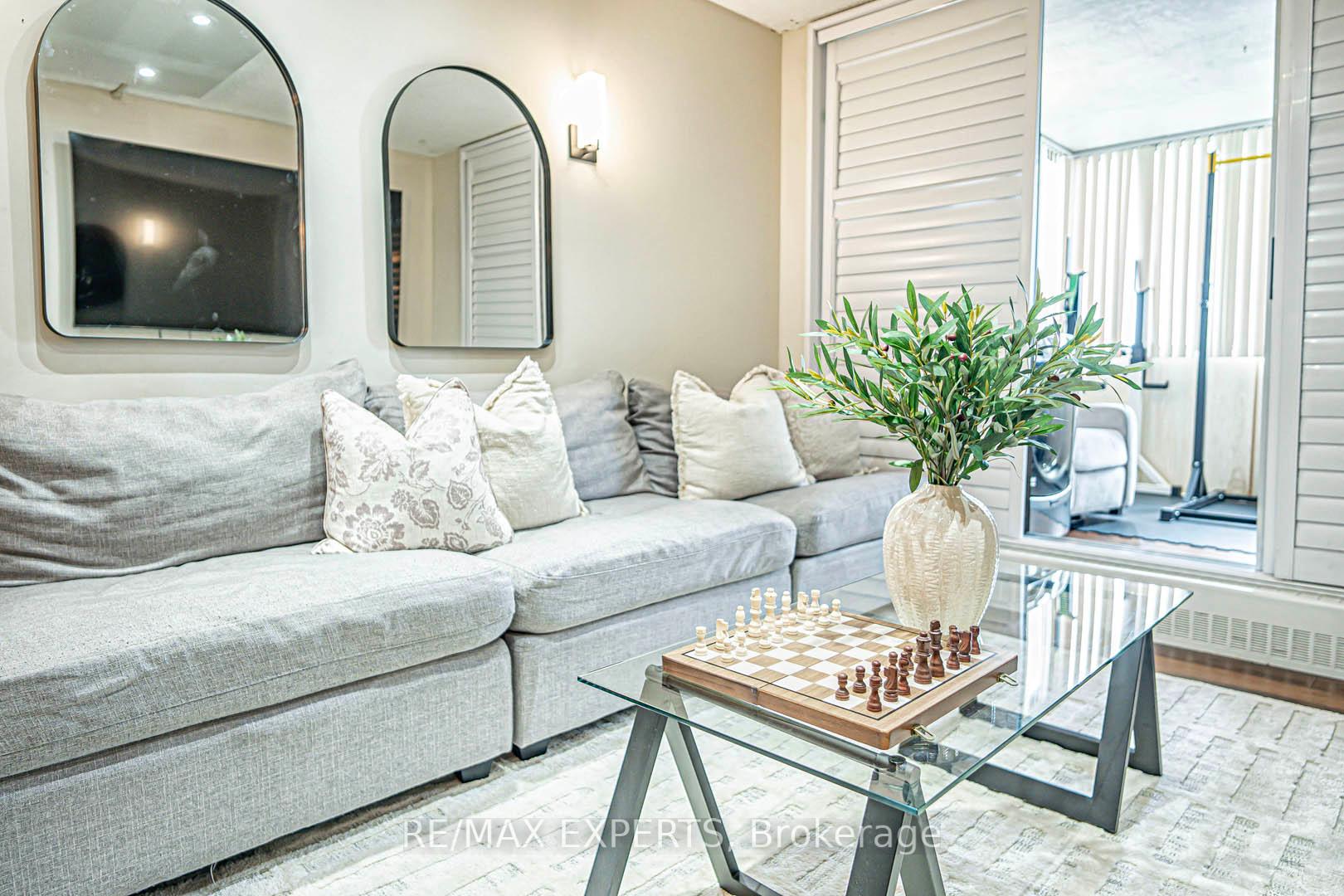 3 Bedrooms Condo at 1625 Bloor, Mississauga For sale