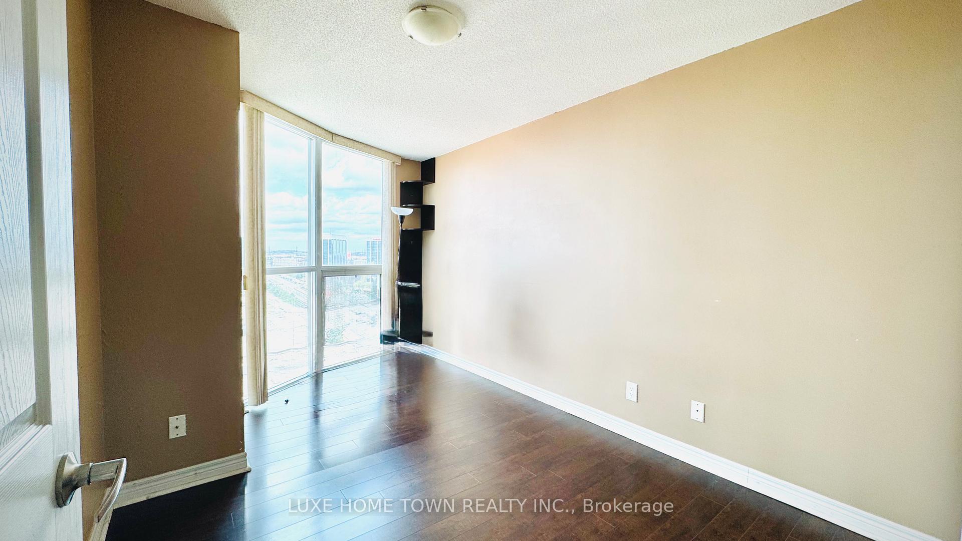 2 Bedrooms Condo at 208 Enfield, Mississauga For sale