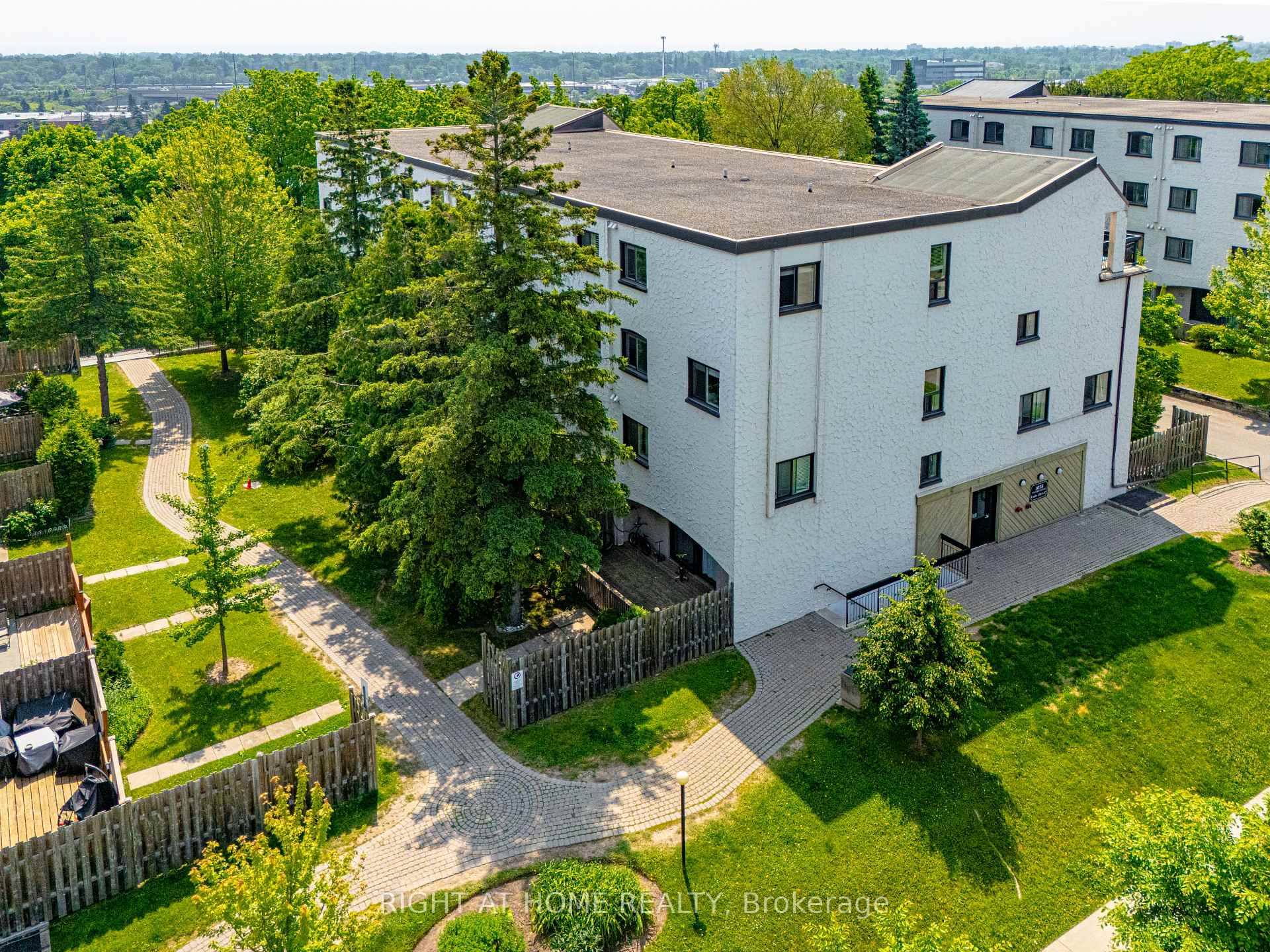 3 Bedrooms Condo at 1058 Falgarwood, Oakville For sale