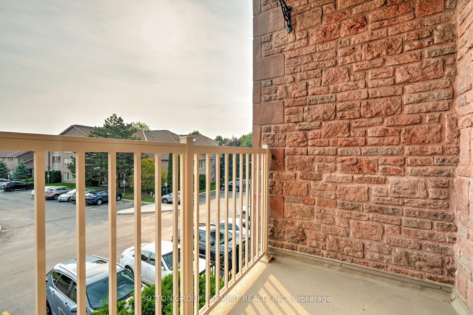 2 Bedrooms Condo at 3050 Pinemeadow, Burlington For sale