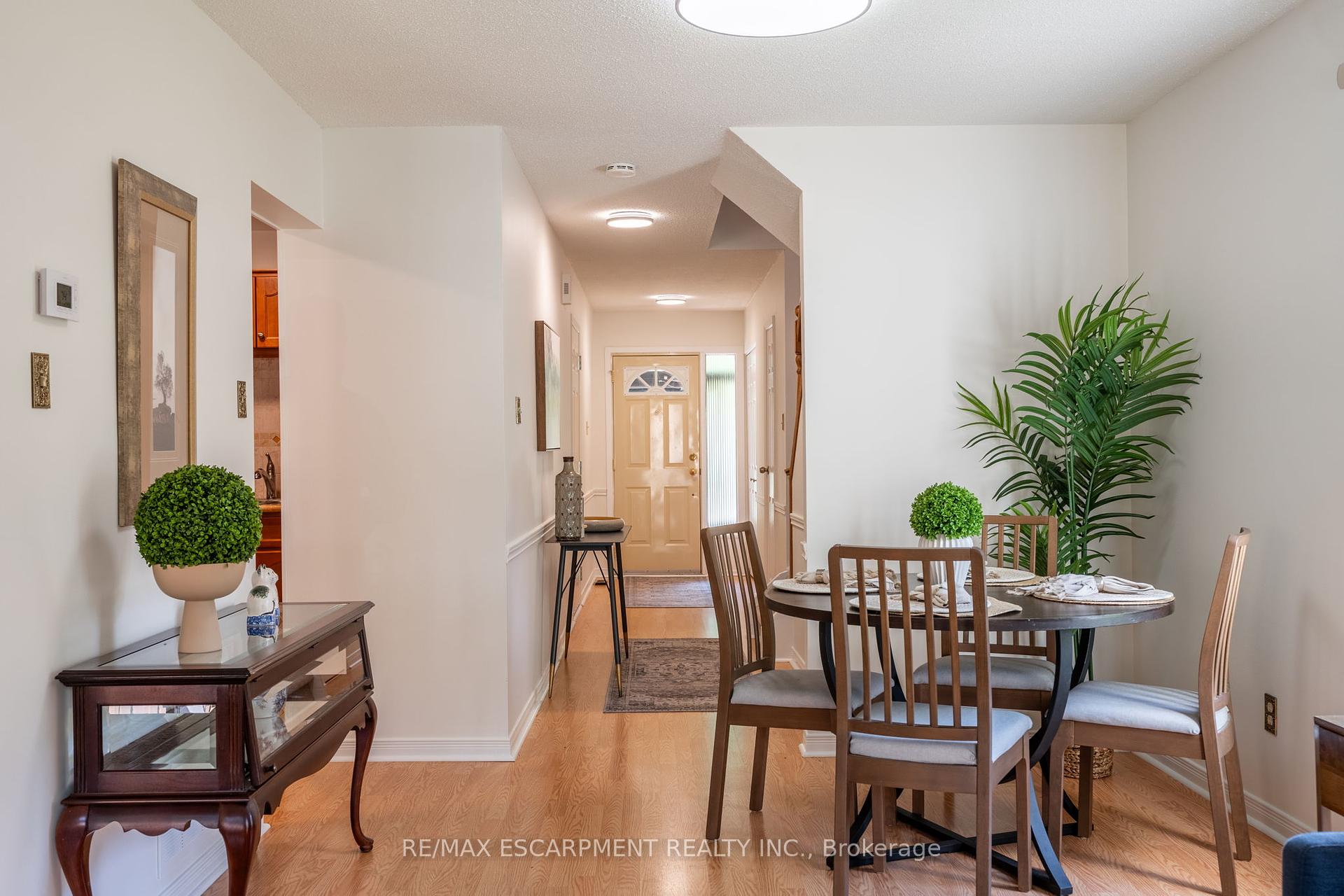 3 Bedrooms Condo at 2301 Cavendish, Burlington For sale