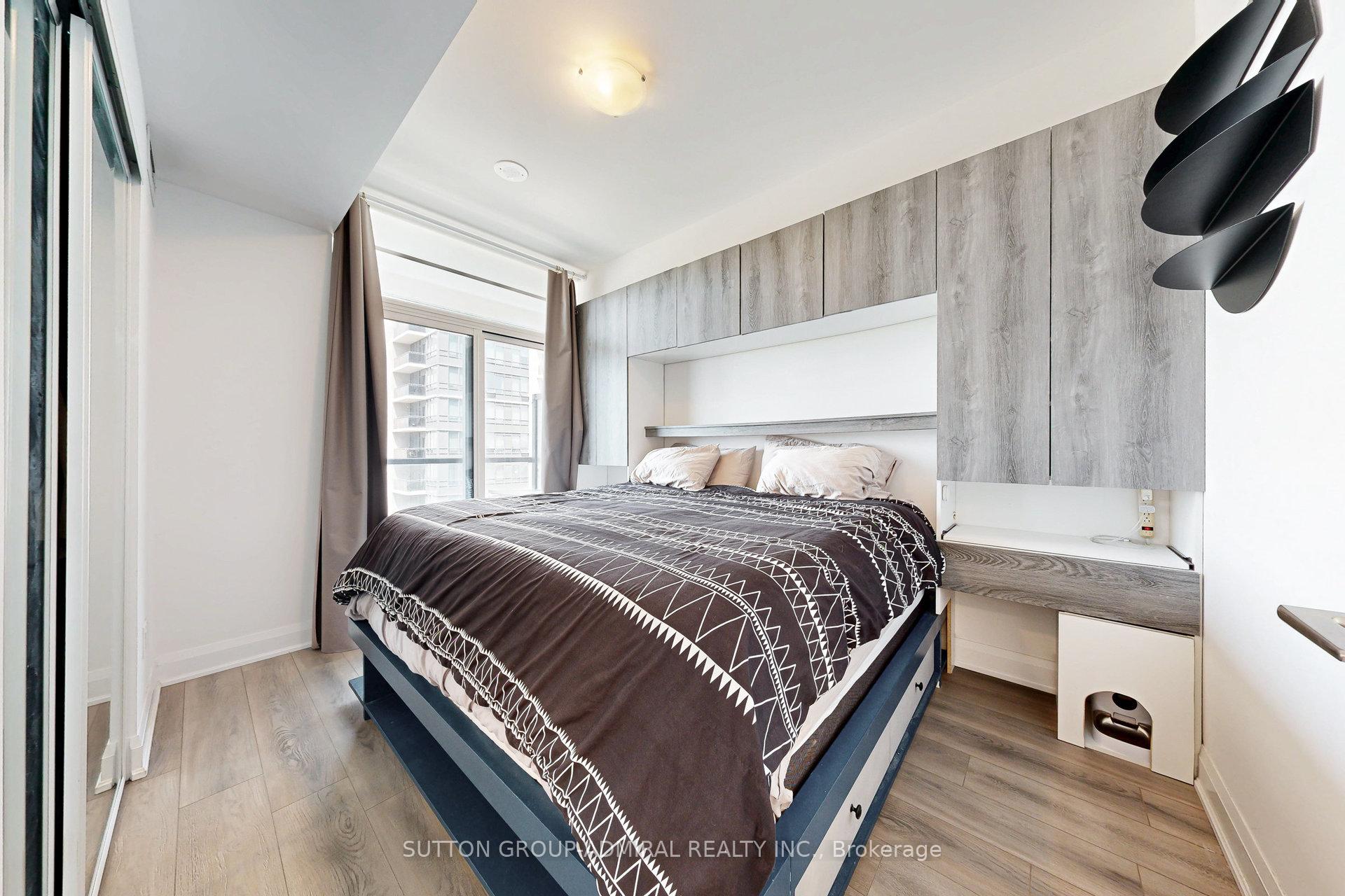 2 Bedrooms Condo at 20 Gatineau, Vaughan For sale