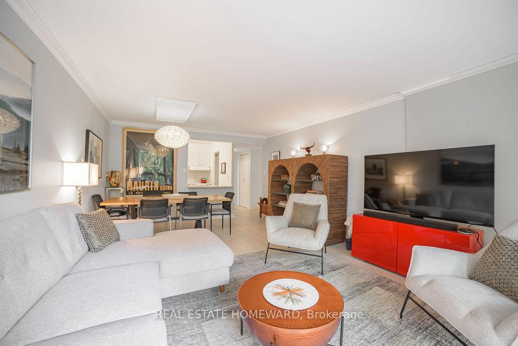3 Bedrooms Condo at 20 Fashion Roseway, Toronto For sale