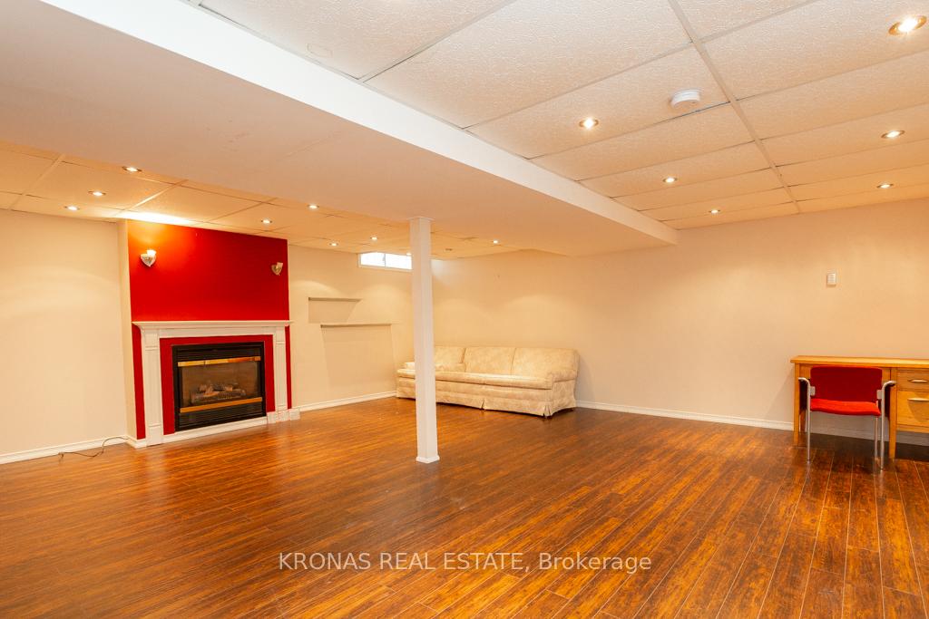2 Bedrooms Condo at 143 Silverbirch,  Hamilton For sale