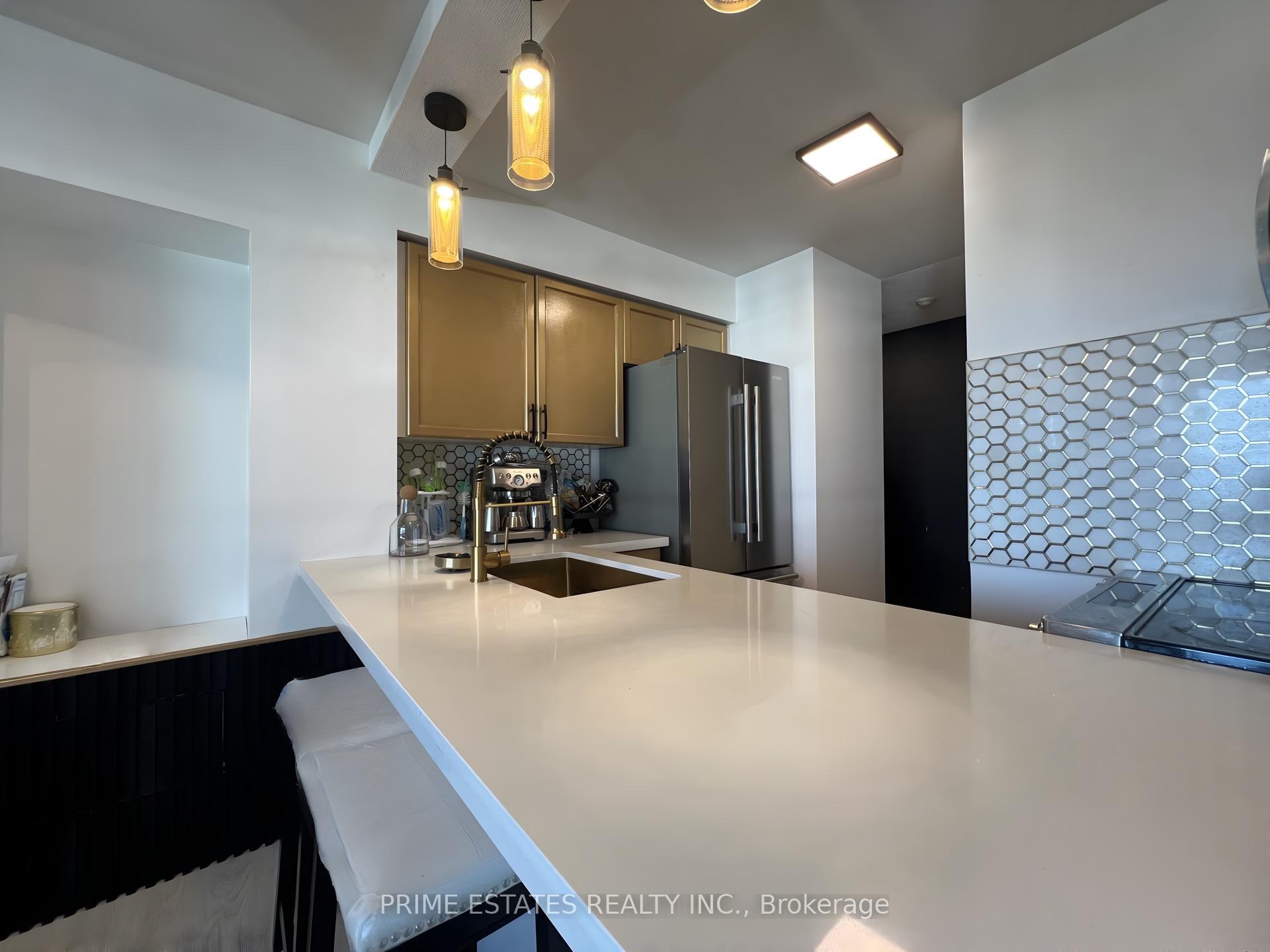 2 Bedrooms Condo at 70 Town Centre,  Toronto For sale