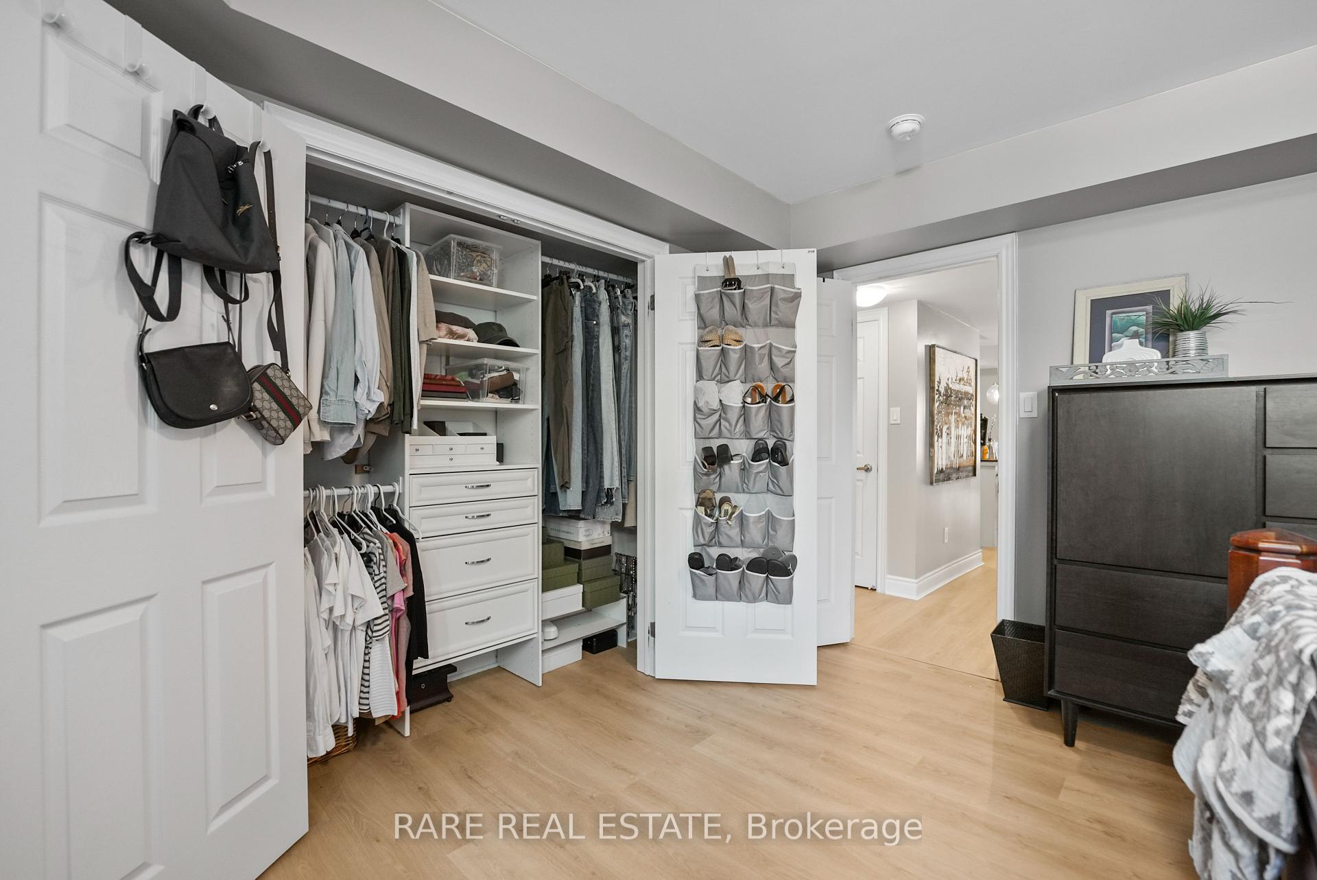 2 Bedrooms Condo at 2420 Baronwood, Oakville For sale