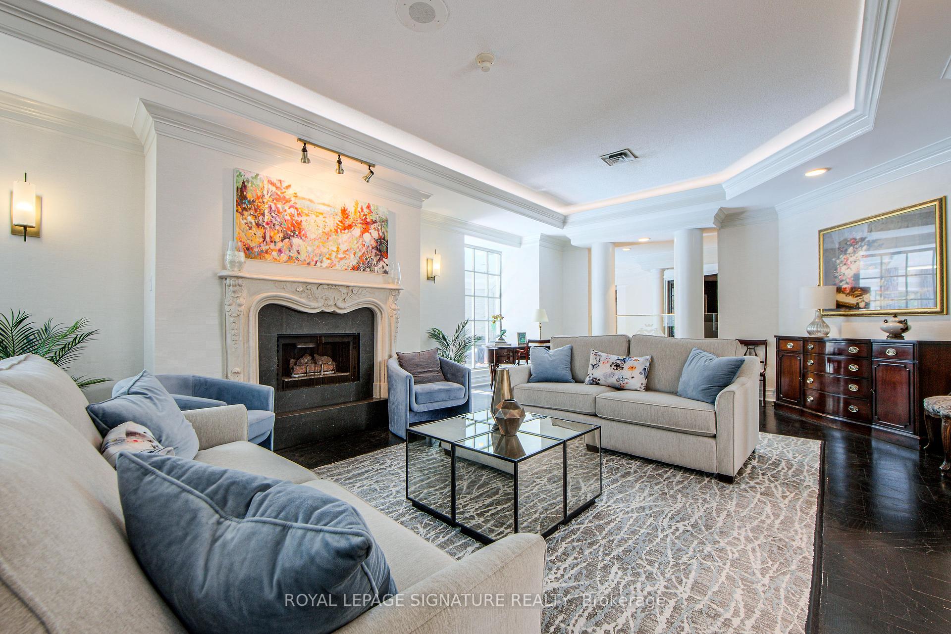 3 Bedrooms Condo at 55 Kingsbridge Garden, Mississauga For sale