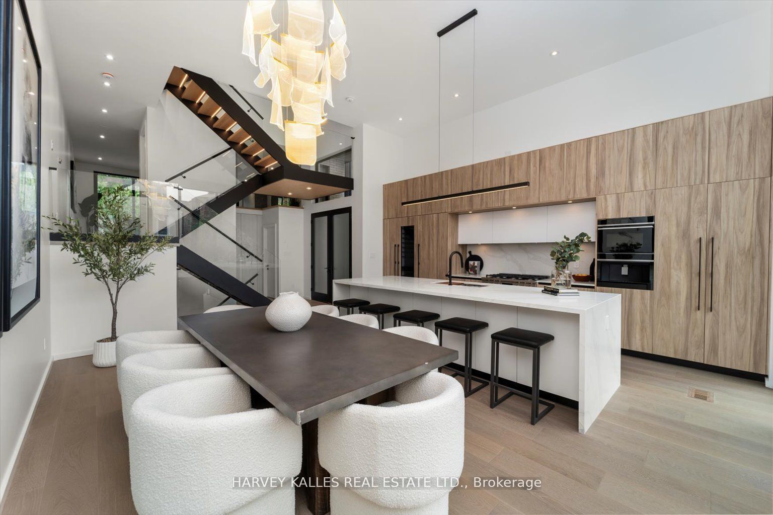 697 Richmond Street W